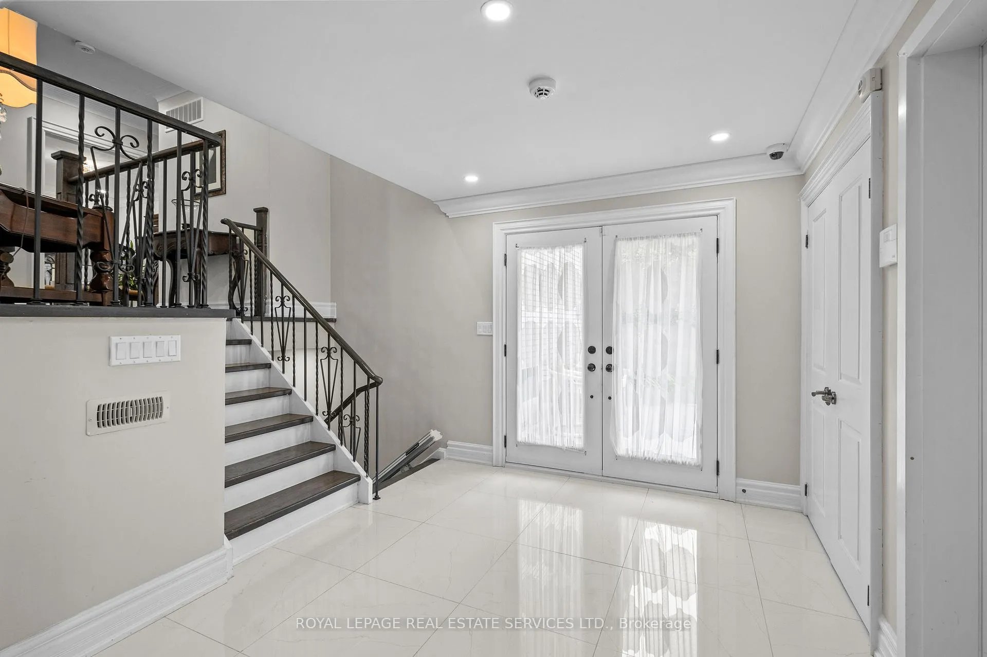 Photo 7 of 23 Hillside Drive, Brampton, Westgate — HOMEH