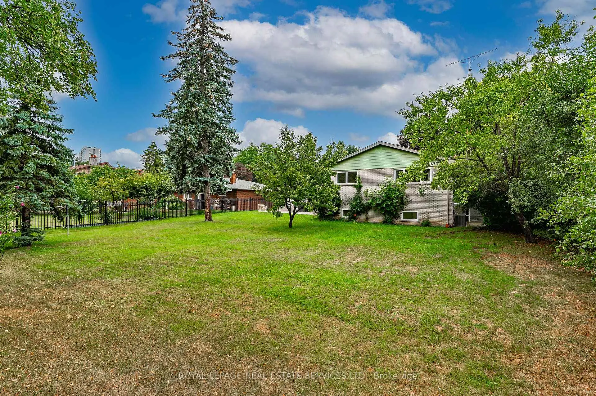 Photo 48 of 23 Hillside Drive, Brampton, Westgate — HOMEH