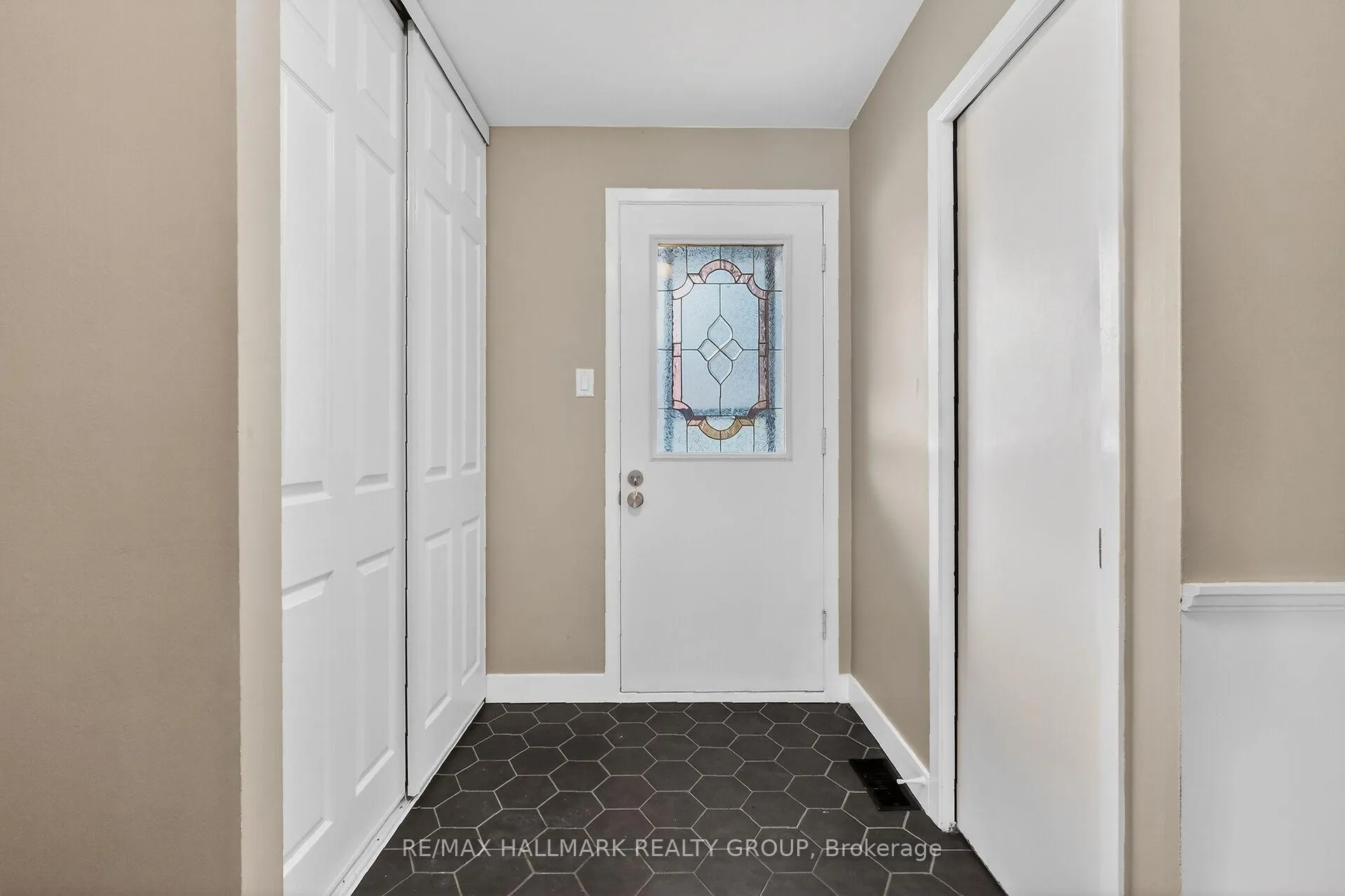 Photo 3 of 12 Black Forest Lane, Ottawa, Arbeatha Park — HOMEH