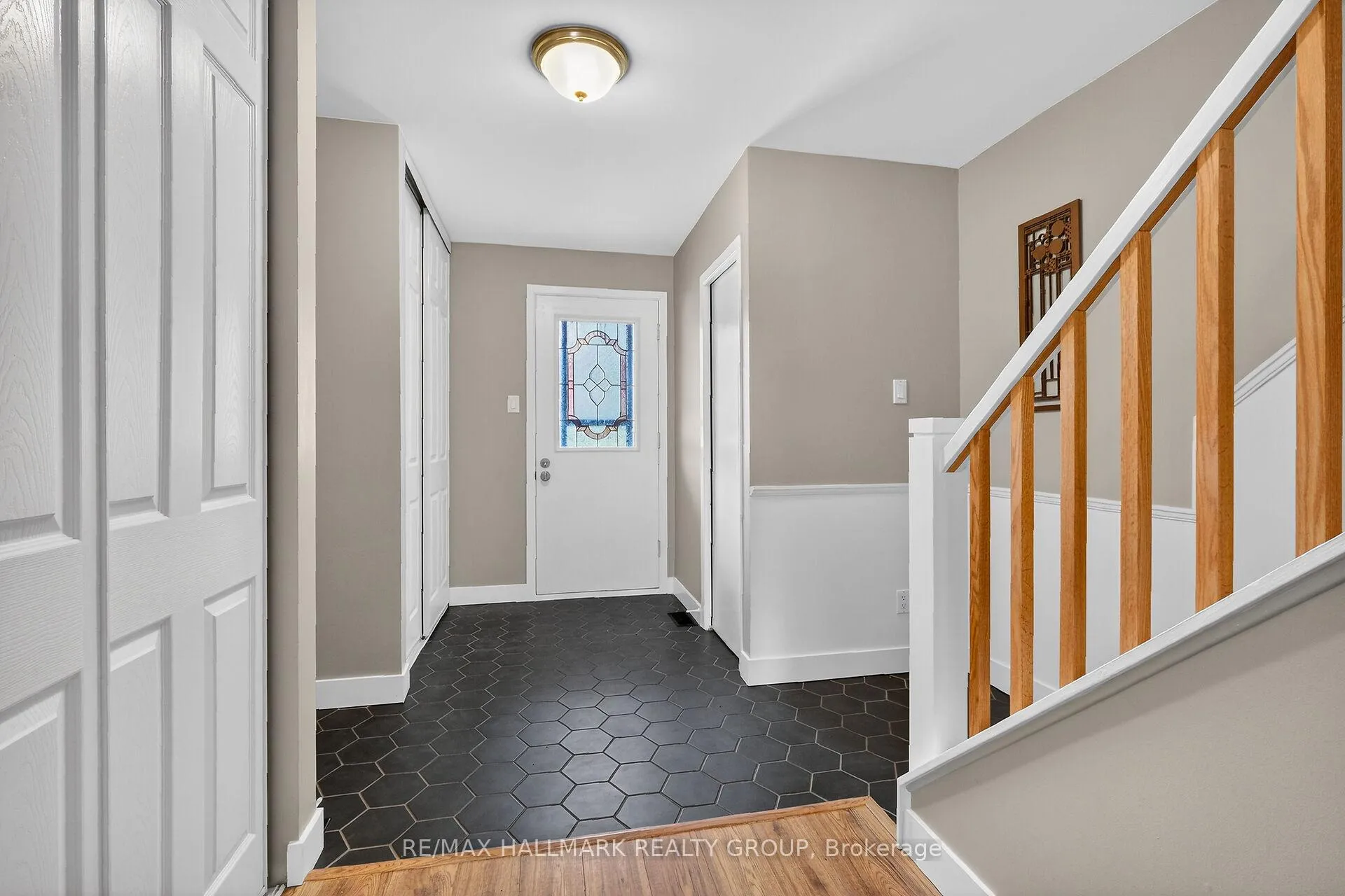 Photo 4 of 12 Black Forest Lane, Ottawa, Arbeatha Park — HOMEH