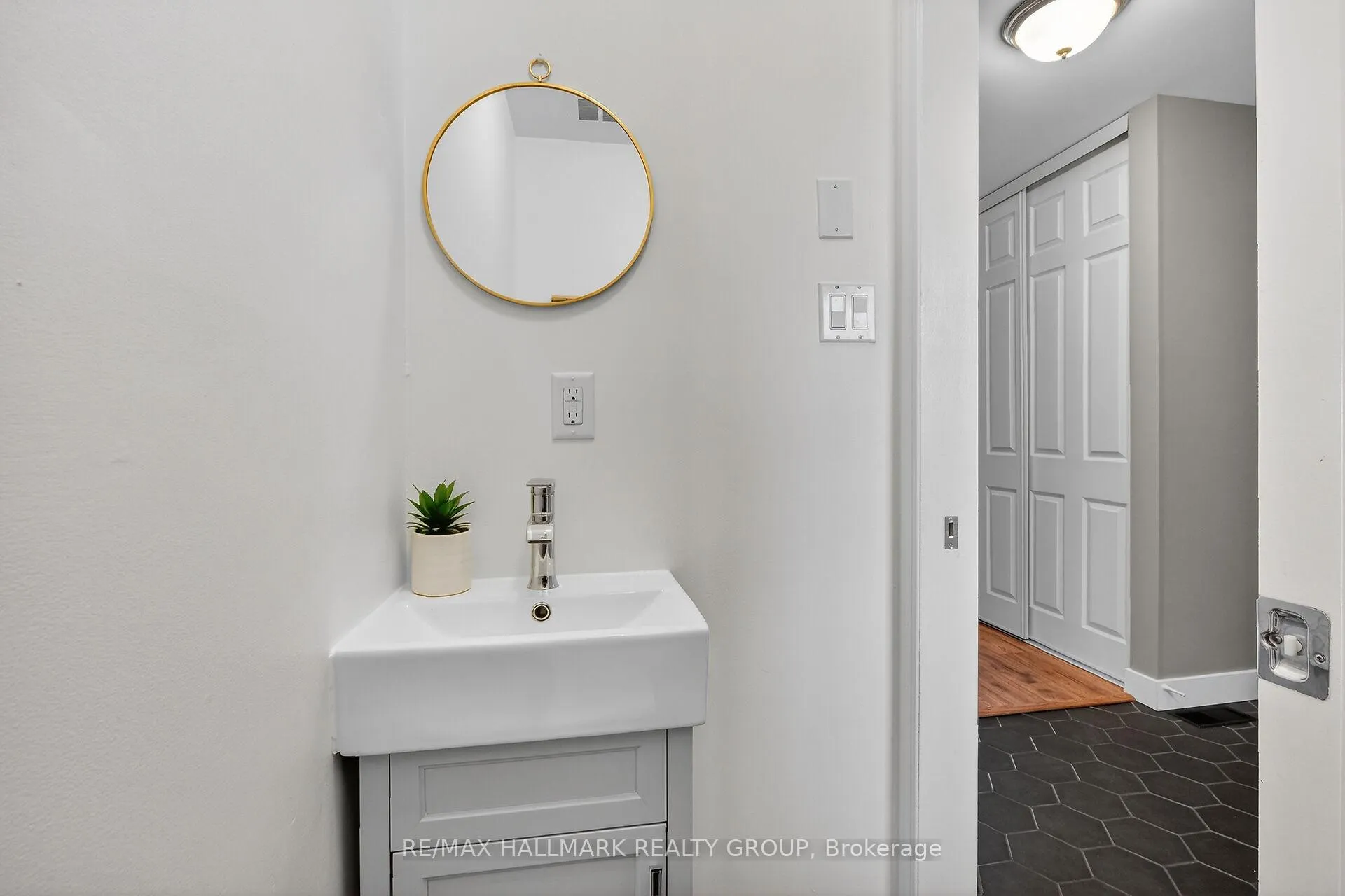 Photo 8 of 12 Black Forest Lane, Ottawa, Arbeatha Park — HOMEH
