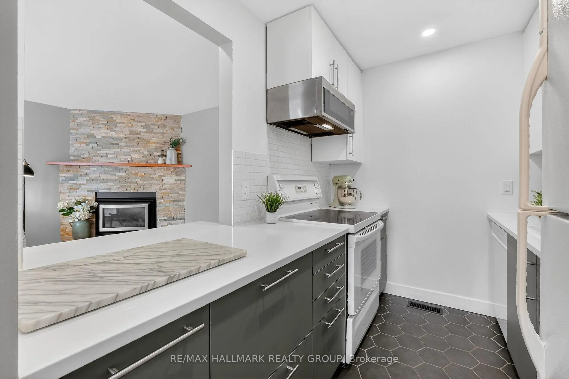 Photo 21 of 12 Black Forest Lane, Ottawa, Arbeatha Park — HOMEH
