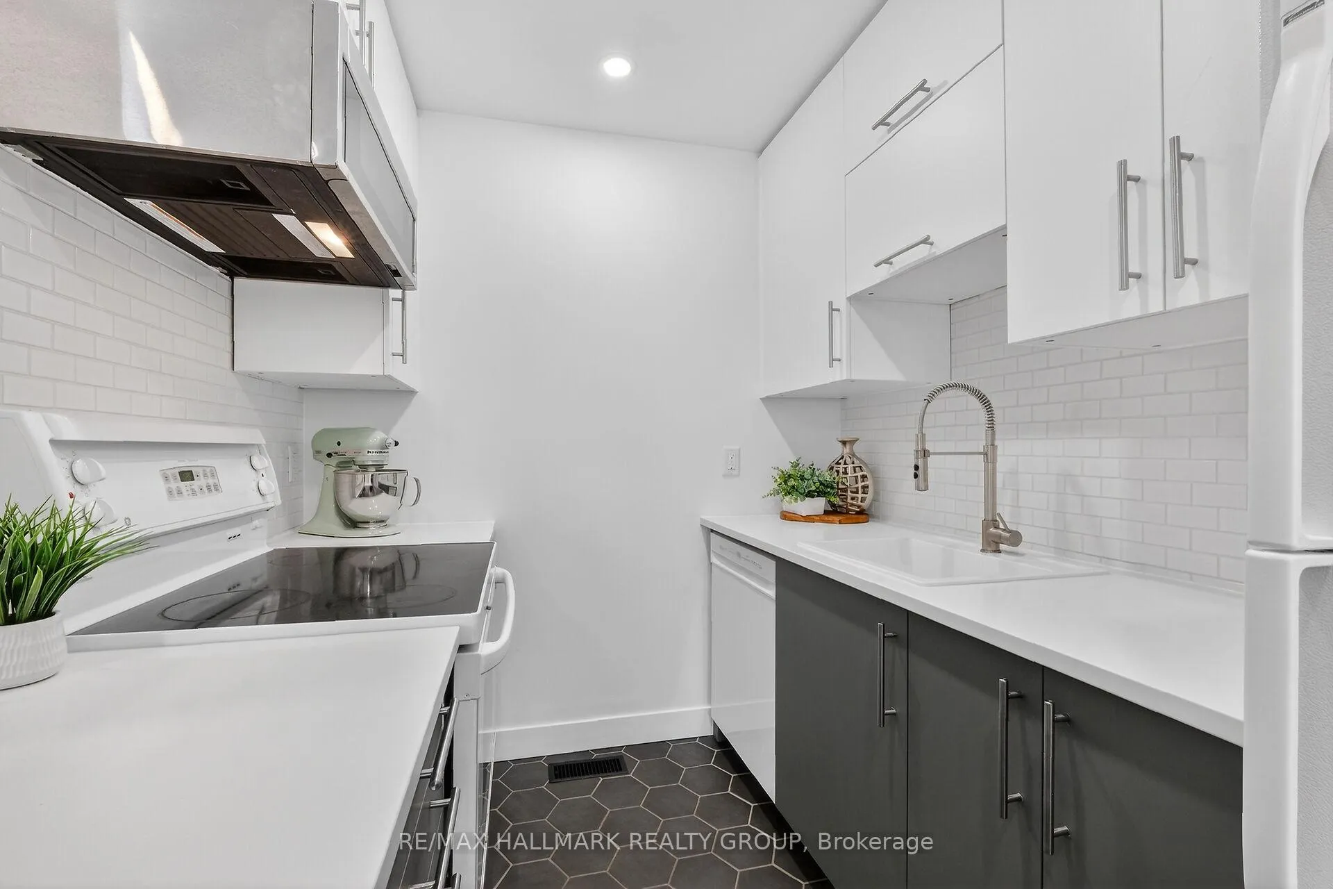 Photo 22 of 12 Black Forest Lane, Ottawa, Arbeatha Park — HOMEH
