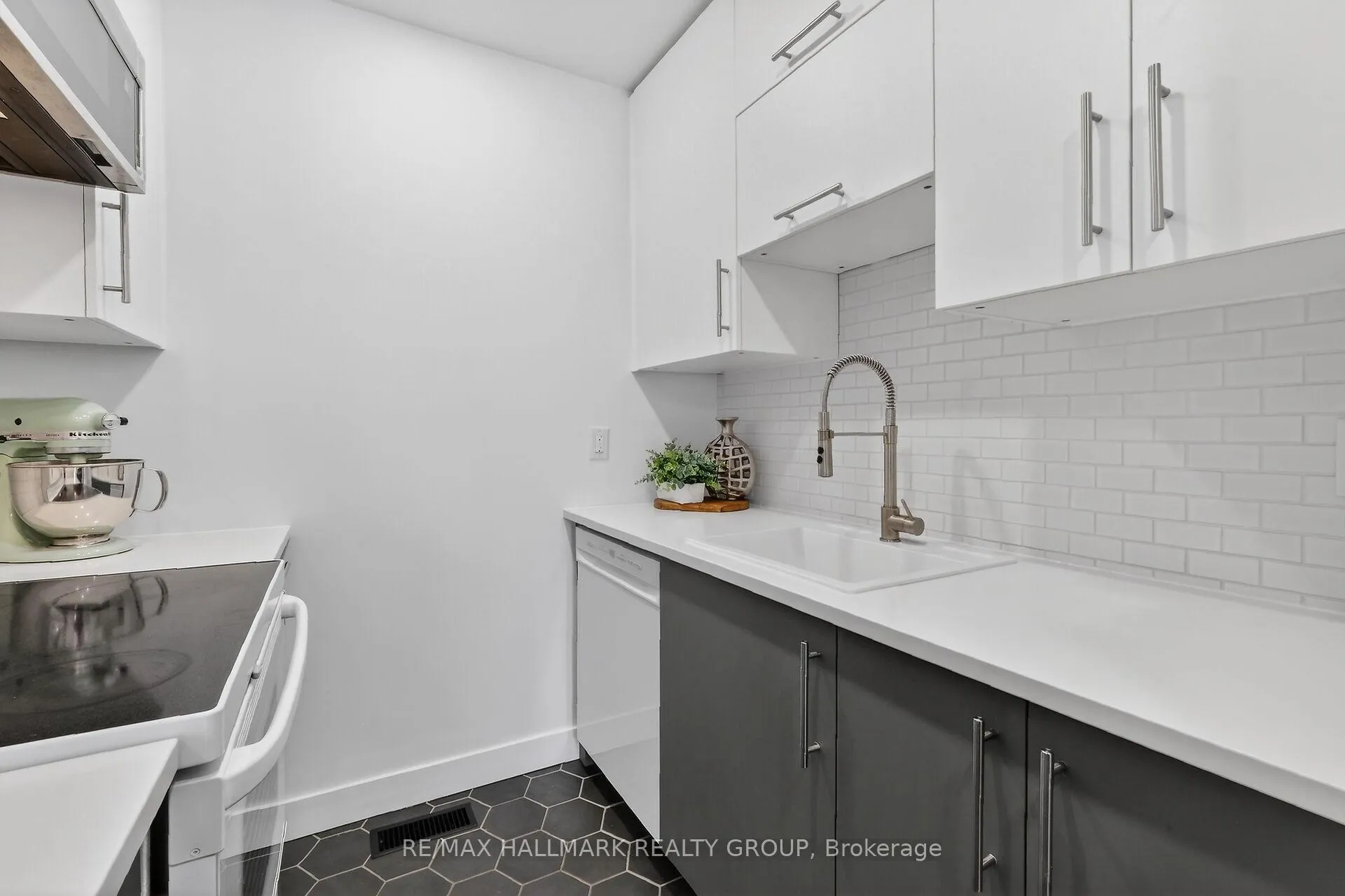 Photo 23 of 12 Black Forest Lane, Ottawa, Arbeatha Park — HOMEH