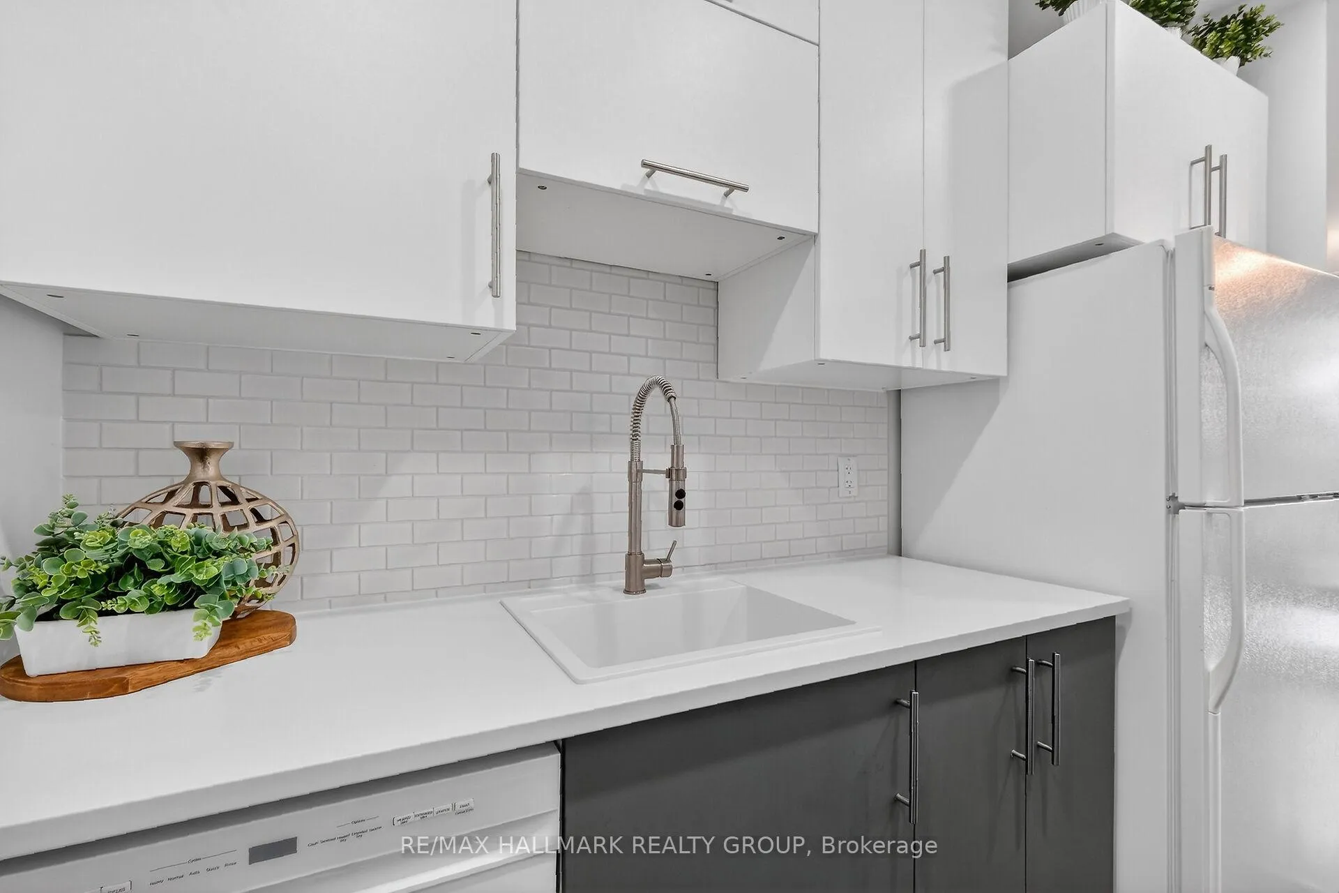Photo 25 of 12 Black Forest Lane, Ottawa, Arbeatha Park — HOMEH