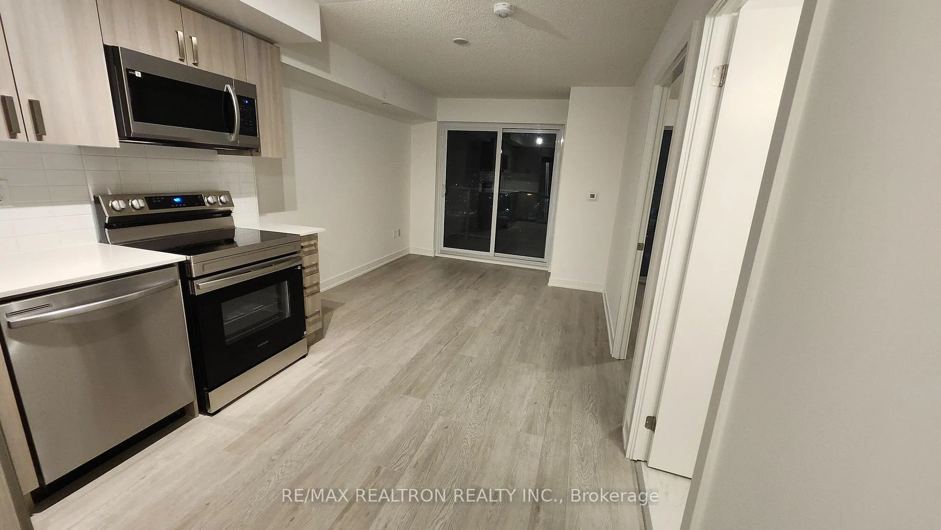 Photo 5 of Unit 2001, 1010 Sandy Beach Road, Pickering, Bay Ridges — HOMEH
