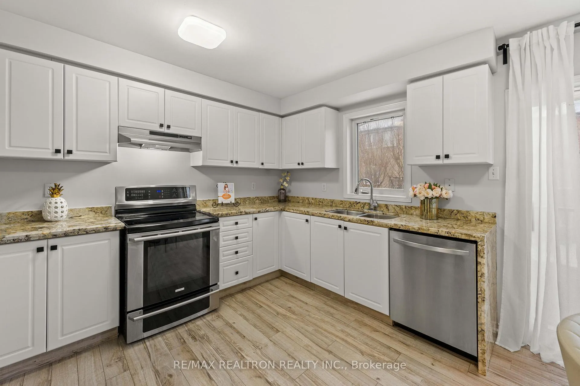Photo 13 of 177 Sassafras Circle, Vaughan, Patterson — HOMEH