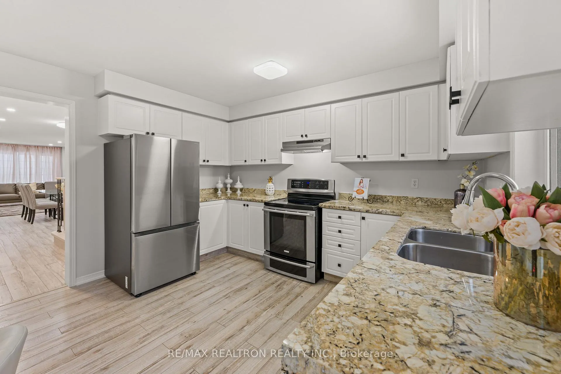 Photo 14 of 177 Sassafras Circle, Vaughan, Patterson — HOMEH