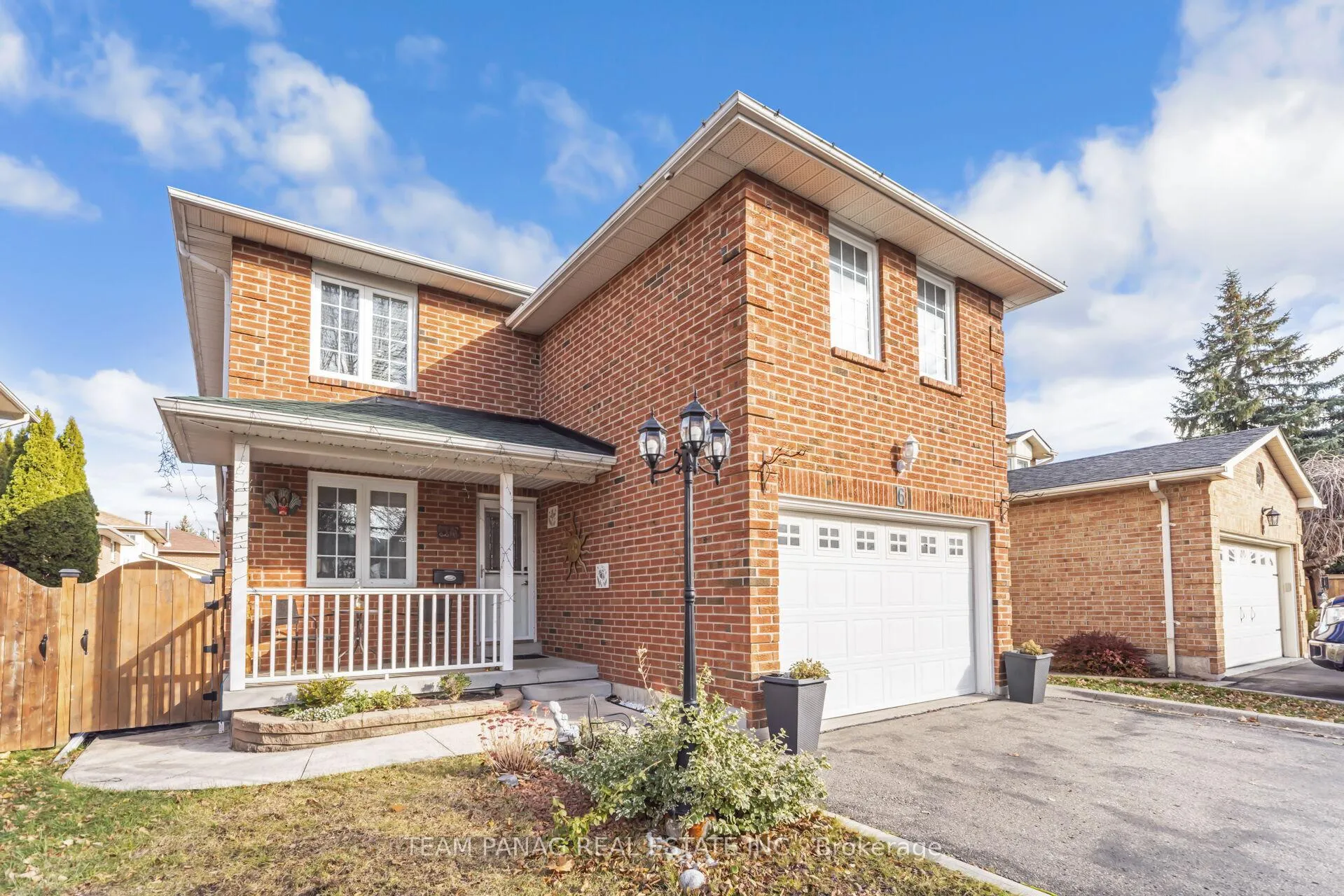 Photo 2 of 6 Howard Court, Brampton, Heart Lake West — HOMEH