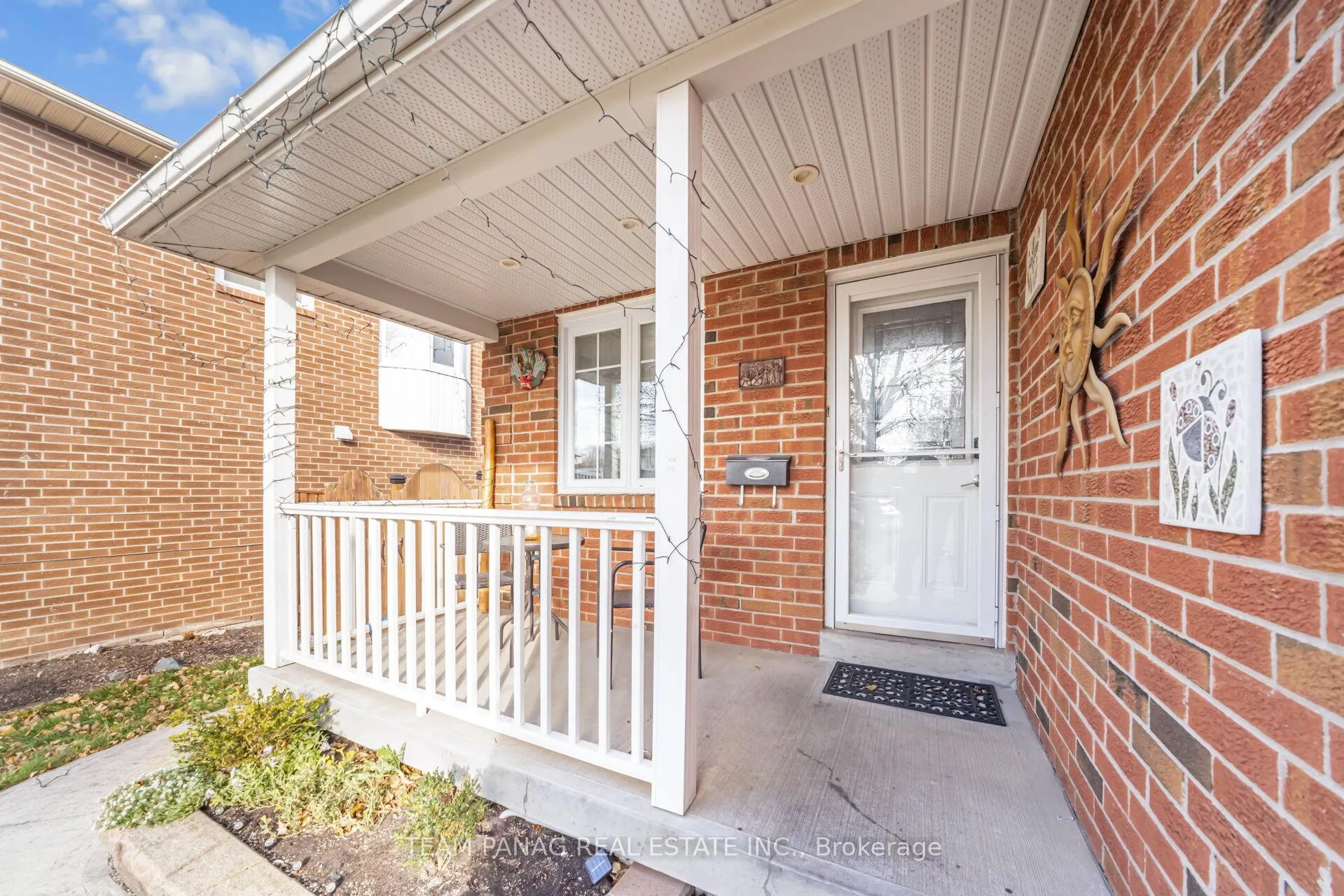 Photo 3 of 6 Howard Court, Brampton, Heart Lake West — HOMEH
