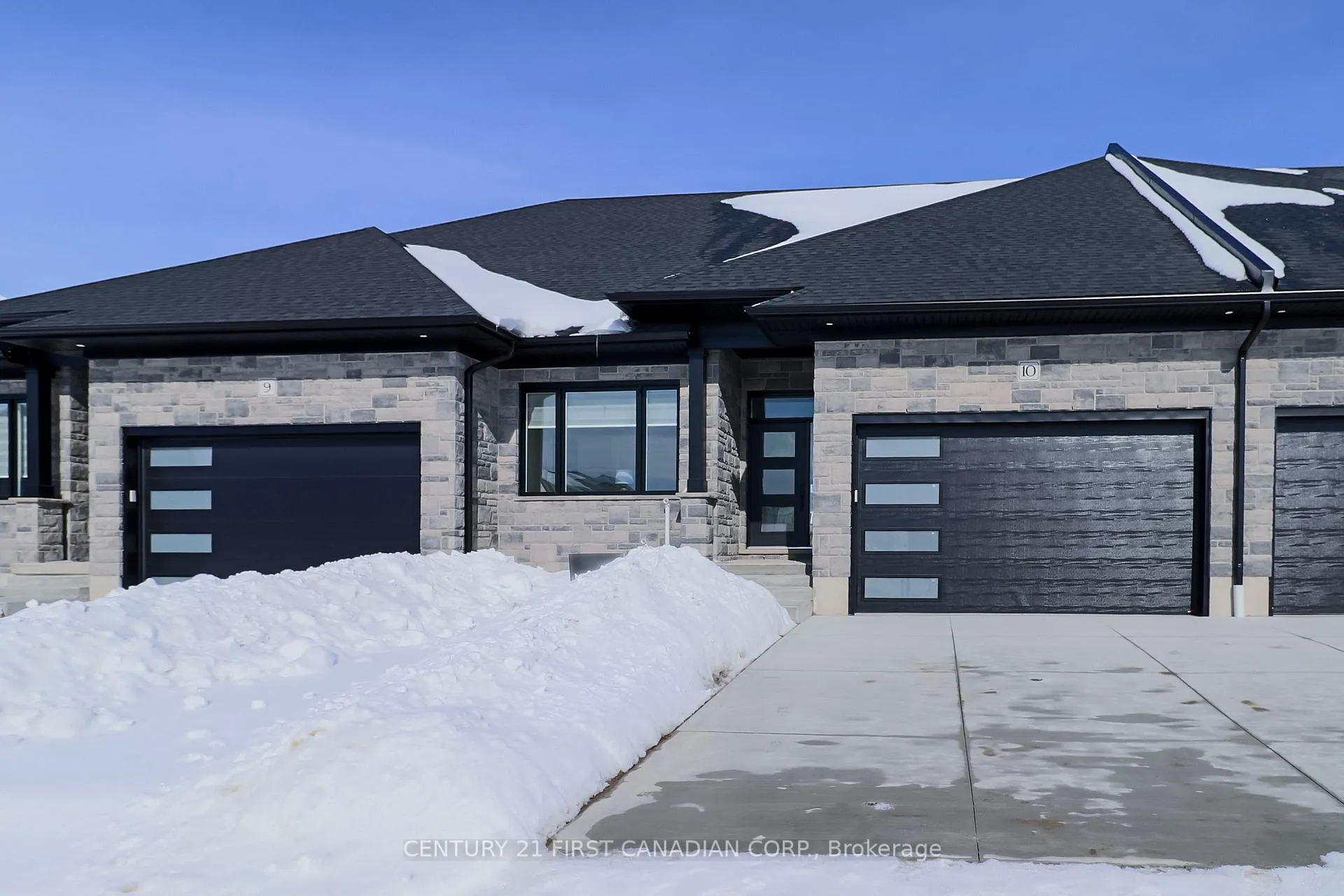Photo 2 of Unit 10, 32 Postma Crescent, North Middlesex, Ailsa Craig — HOMEH