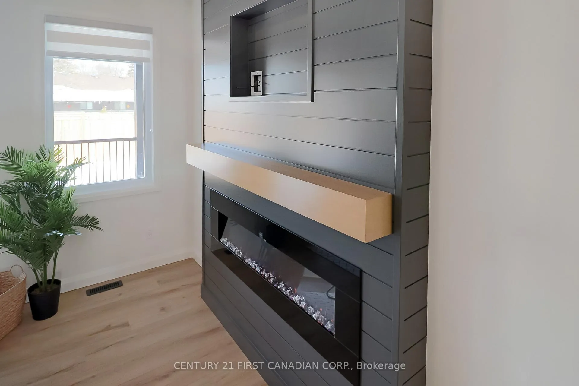 Photo 22 of Unit 10, 32 Postma Crescent, North Middlesex, Ailsa Craig — HOMEH