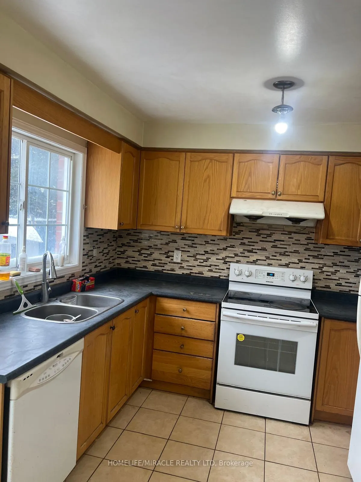 Photo 9 of 33 Revelstoke Place, Brampton, Sandringham-Wellington — HOMEH