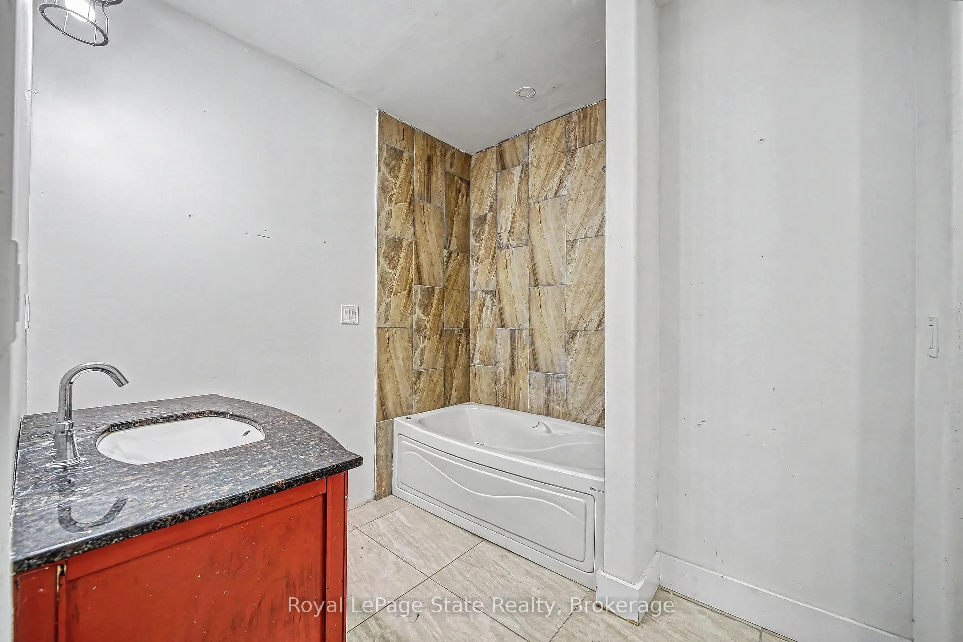 Photo 17 of 36 River Street, Thorold, Port Robinson — HOMEH