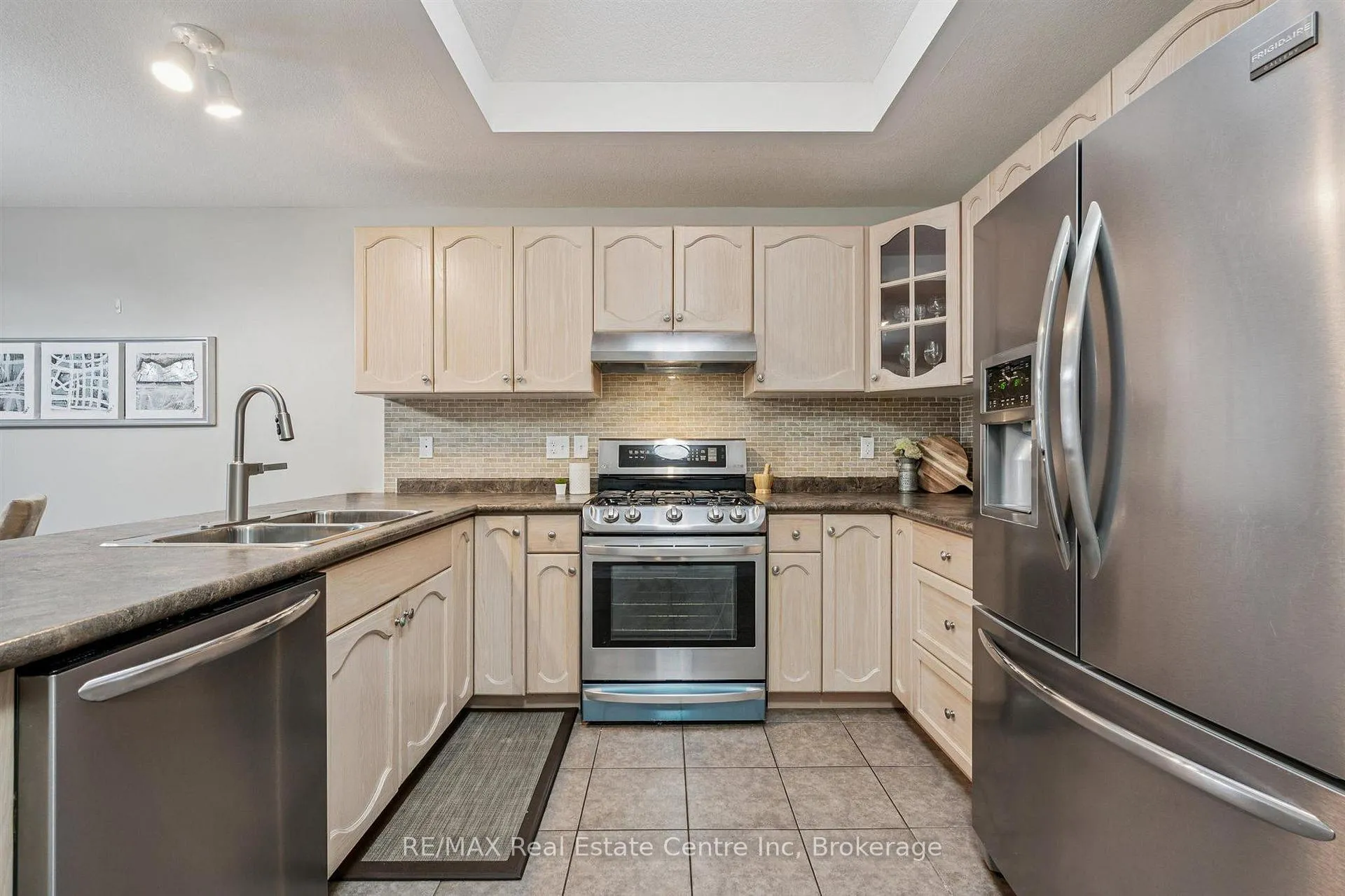 Photo 5 of 21 Wideman Boulevard, Guelph, Victoria North — HOMEH