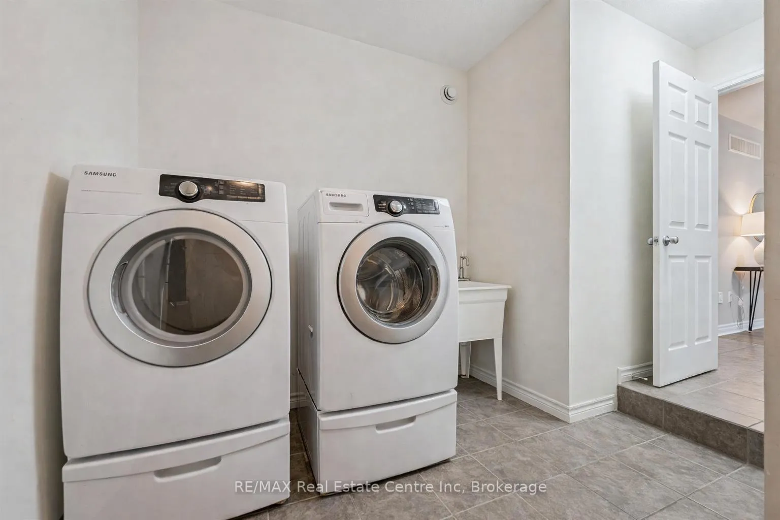 Photo 10 of 21 Wideman Boulevard, Guelph, Victoria North — HOMEH