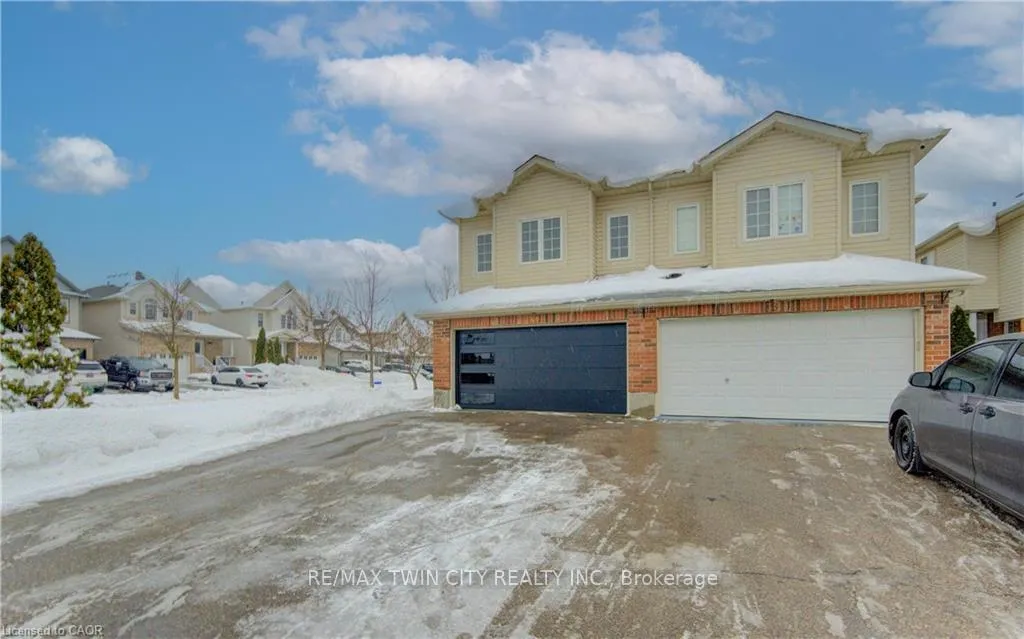 Photo 2 of 40 Red Clover Street E, Kitchener — HOMEH