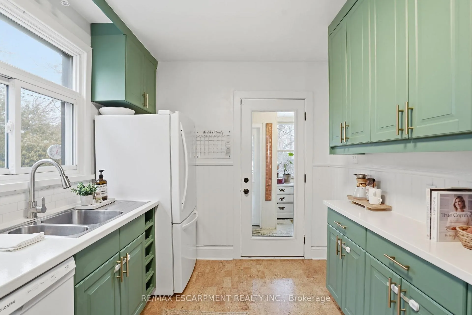 Photo 16 of 181 Grosvenor Avenue S, Hamilton, Delta — HOMEH