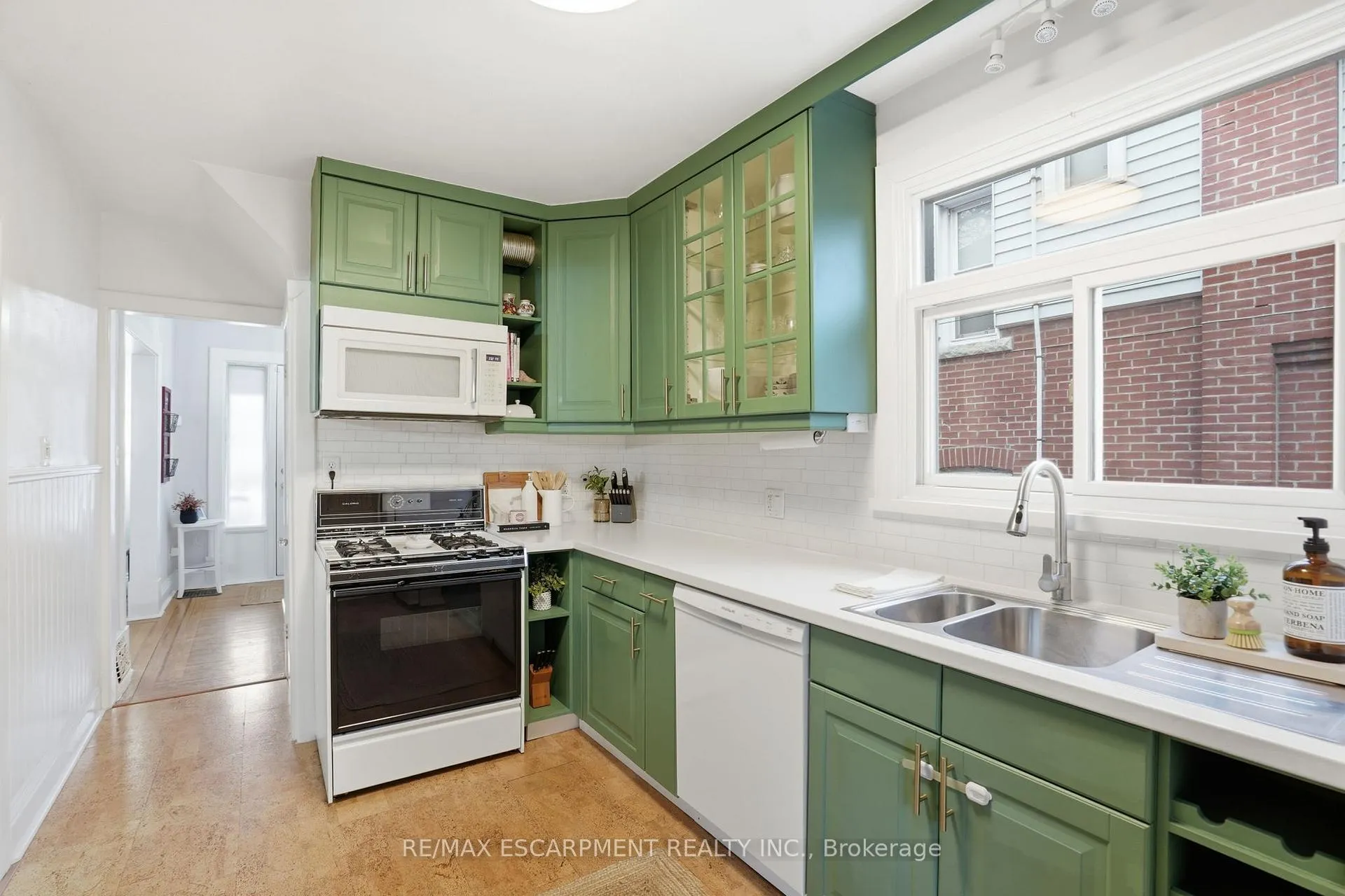 Photo 17 of 181 Grosvenor Avenue S, Hamilton, Delta — HOMEH