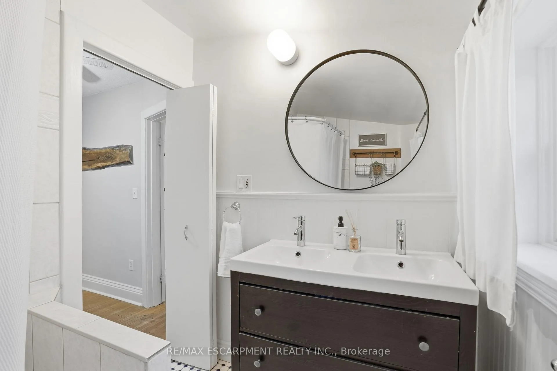 Photo 23 of 181 Grosvenor Avenue S, Hamilton, Delta — HOMEH