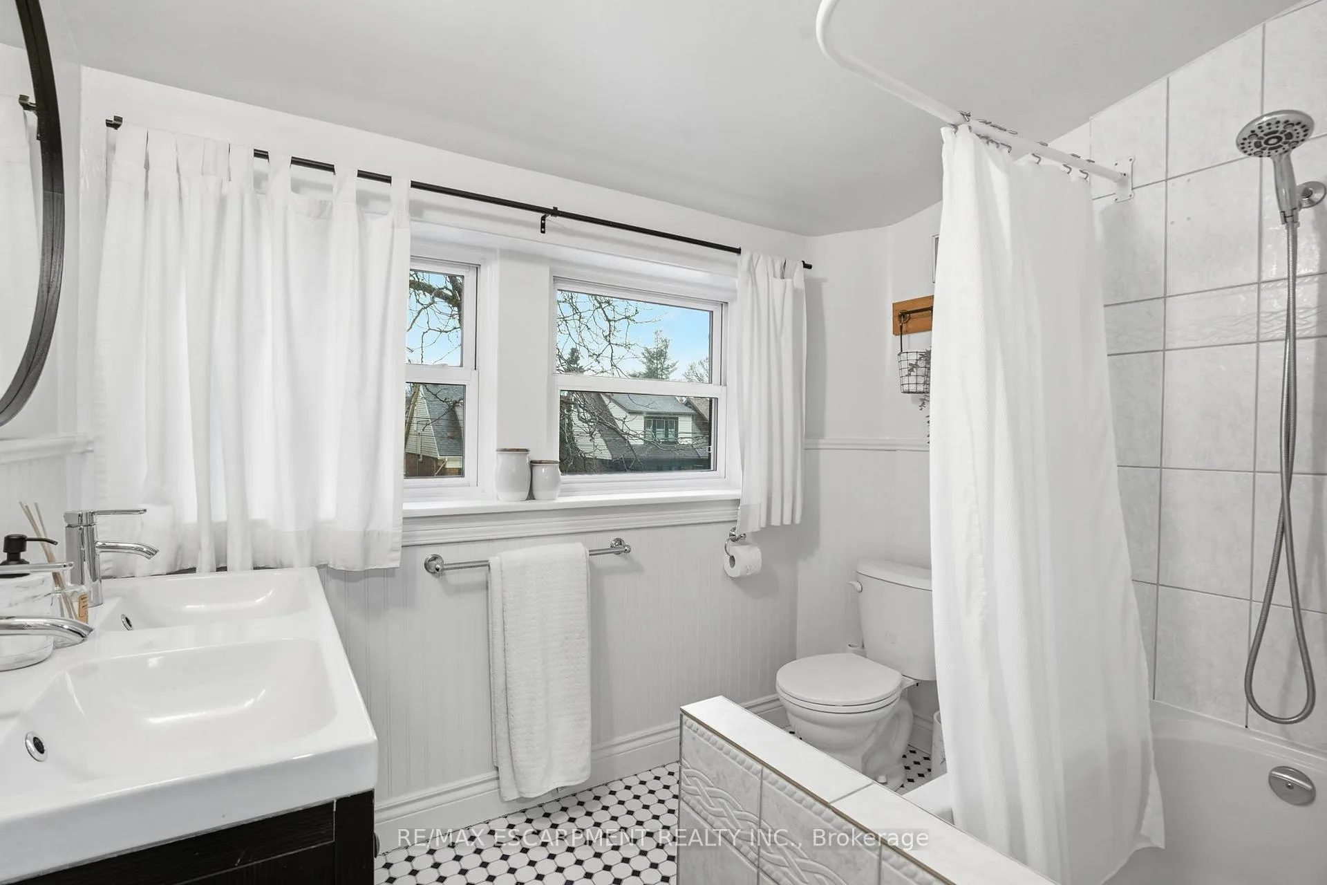 Photo 24 of 181 Grosvenor Avenue S, Hamilton, Delta — HOMEH