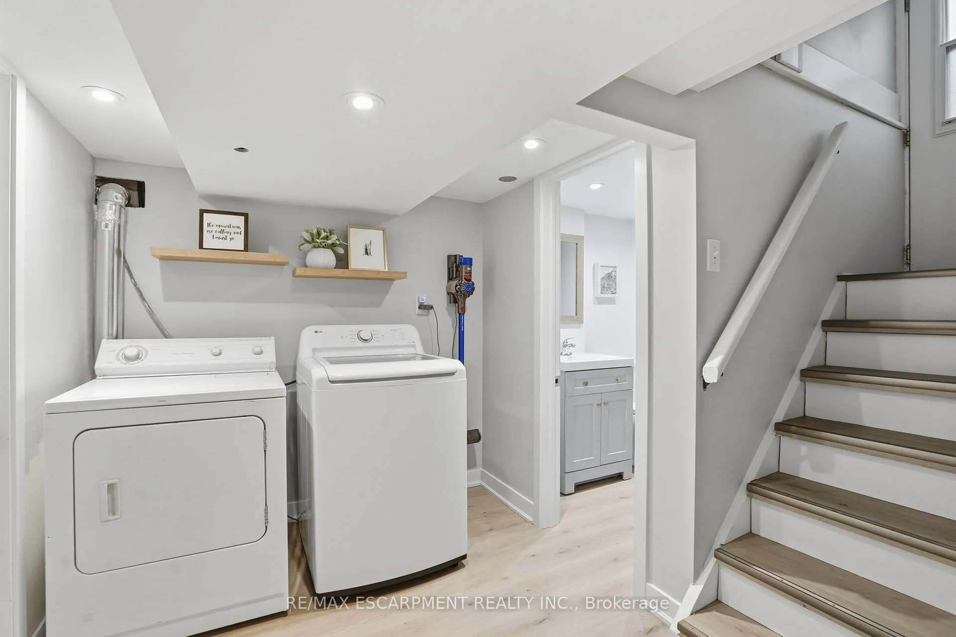 Photo 31 of 181 Grosvenor Avenue S, Hamilton, Delta — HOMEH