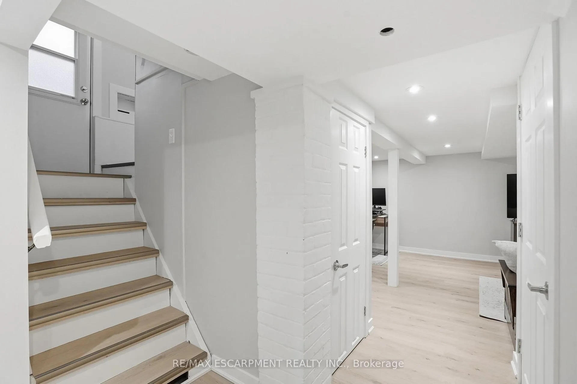 Photo 32 of 181 Grosvenor Avenue S, Hamilton, Delta — HOMEH