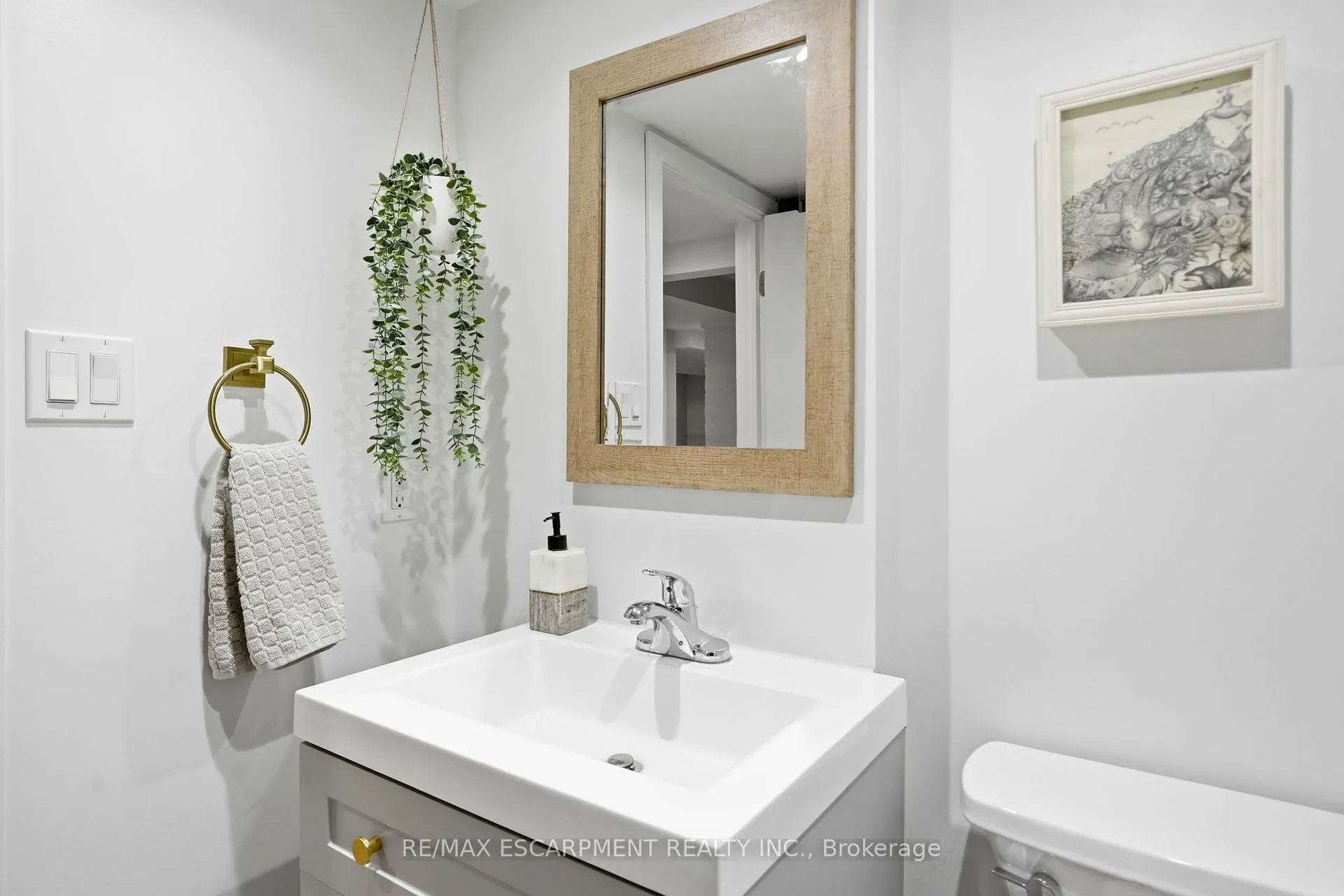 Photo 34 of 181 Grosvenor Avenue S, Hamilton, Delta — HOMEH