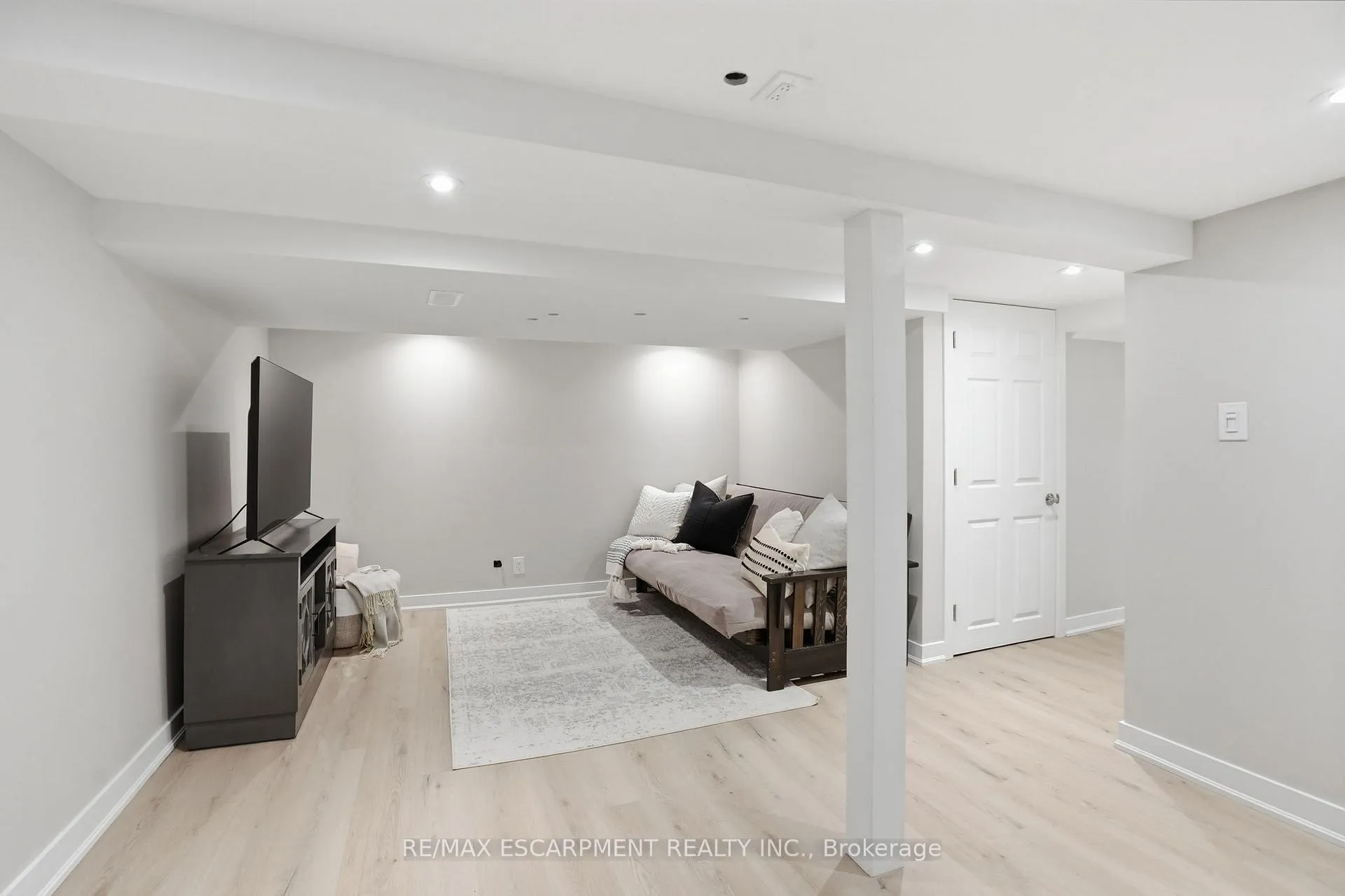Photo 37 of 181 Grosvenor Avenue S, Hamilton, Delta — HOMEH