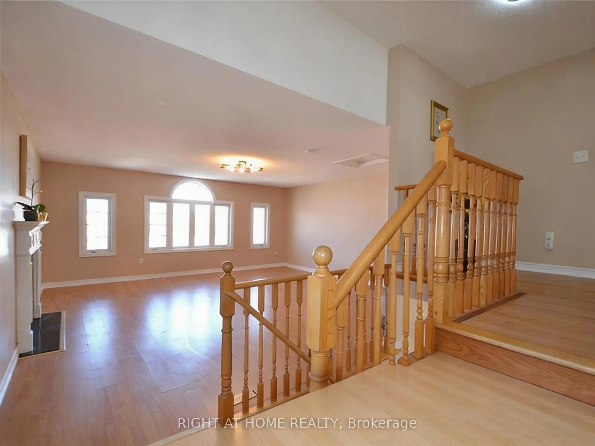 Photo 5 of Unit Upper Level, 129 Dean Avenue, Barrie, Painswick South — HOMEH