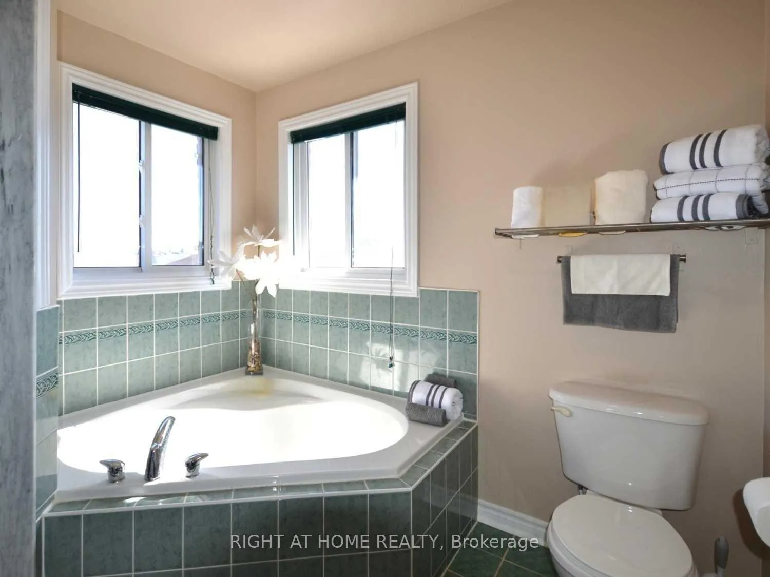 Photo 11 of Unit Upper Level, 129 Dean Avenue, Barrie, Painswick South — HOMEH