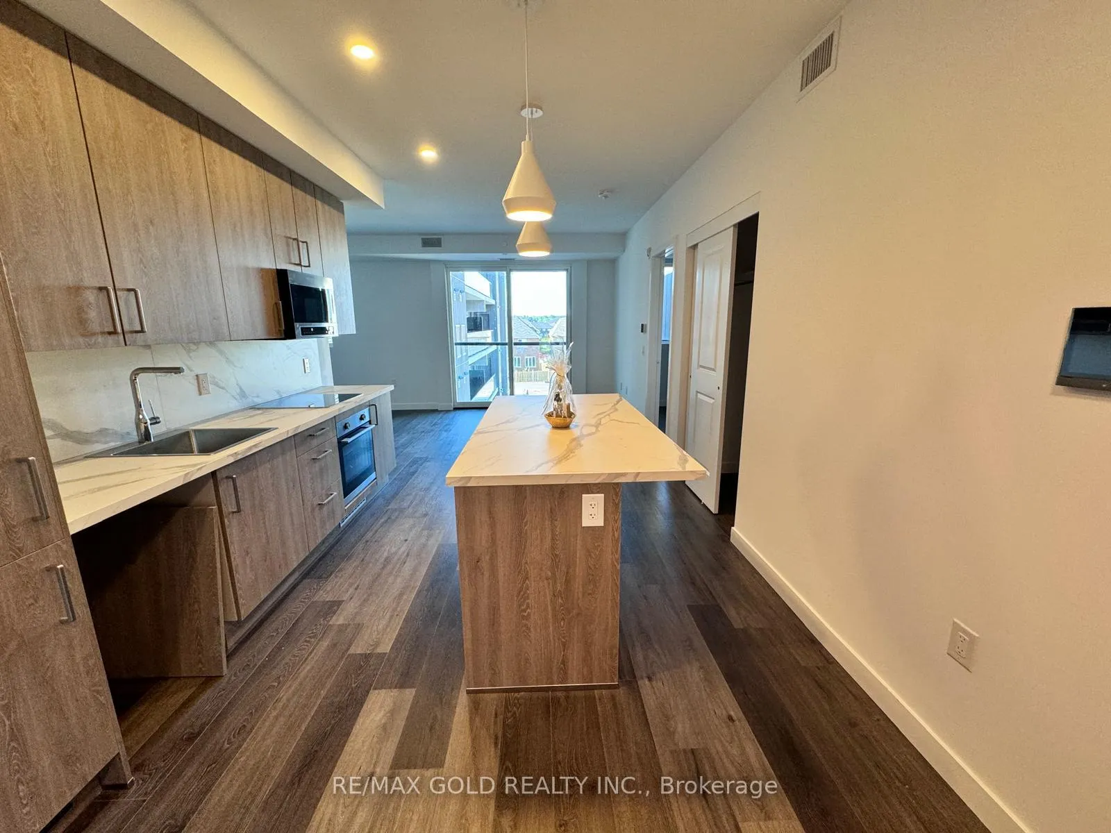 Photo 4 of 7549 Kalar Road, Niagara Falls, Brown — HOMEH