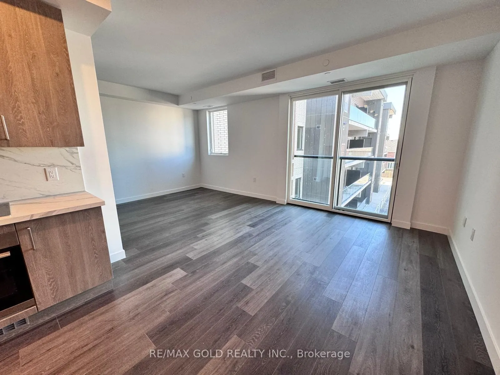 Photo 6 of 7549 Kalar Road, Niagara Falls, Brown — HOMEH