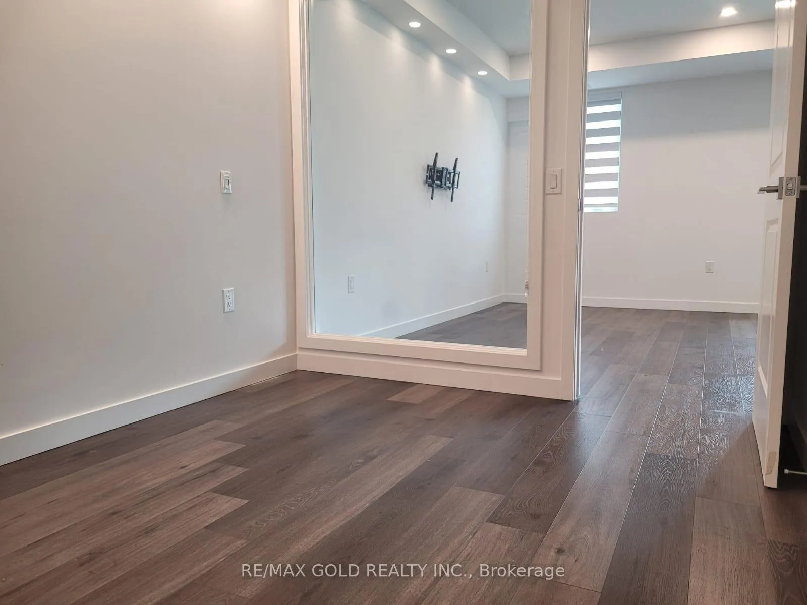 Photo 10 of 7549 Kalar Road, Niagara Falls, Brown — HOMEH