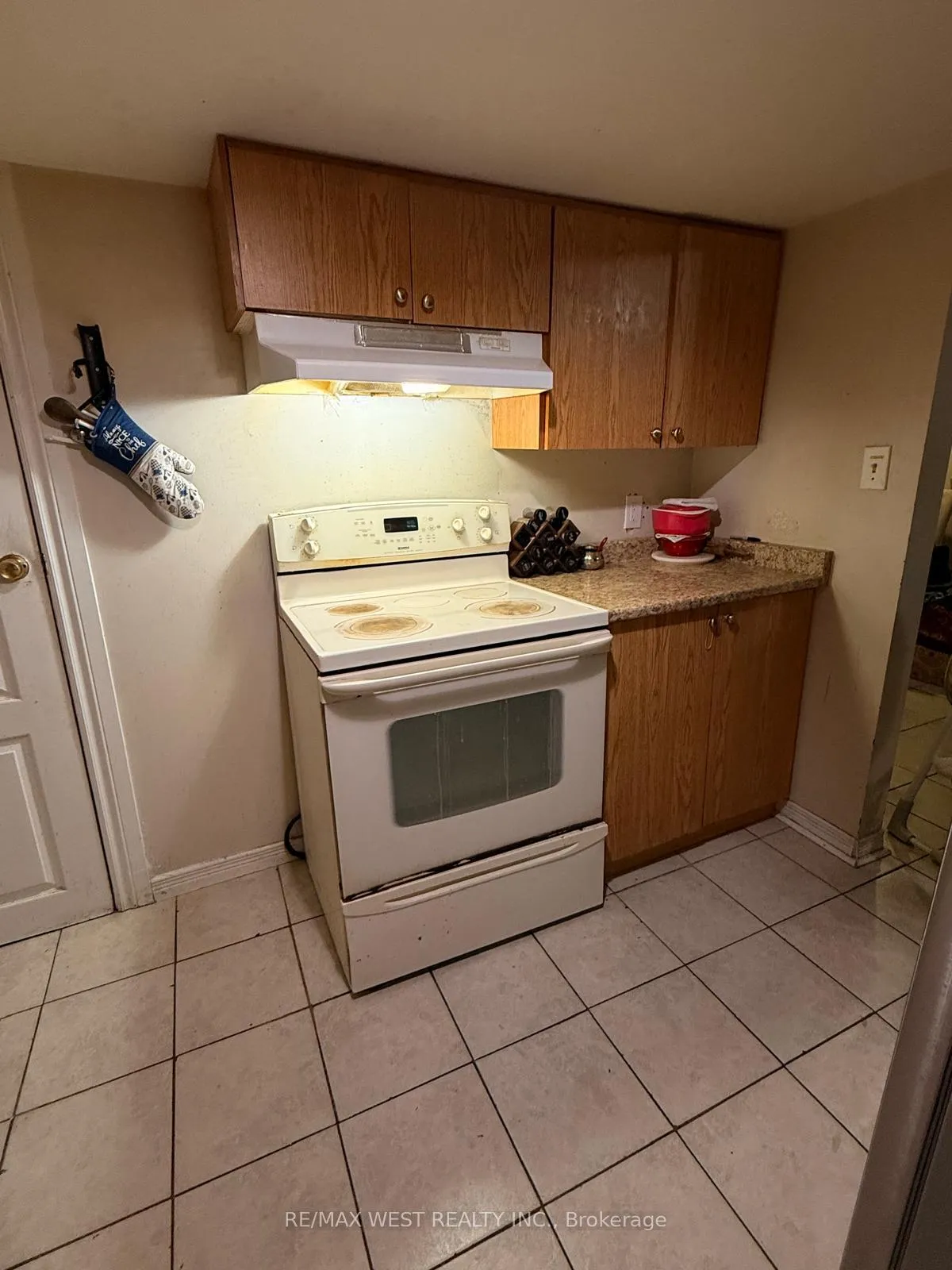 Photo 3 of Unit Bsmt, 49 Sandmere Avenue, Brampton, Heart Lake West — HOMEH