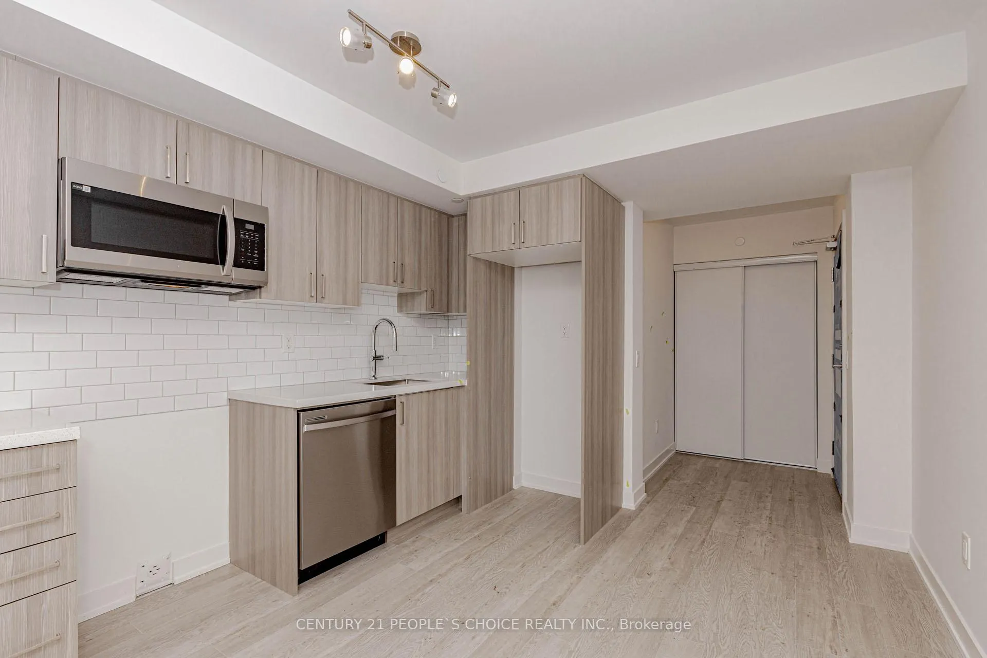 Photo 8 of Unit 1502, 1010 Sandy Beach Road, Pickering, Bay Ridges — HOMEH
