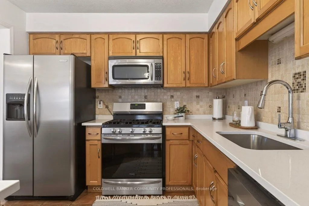 Photo 16 of 9 Gosling Gardens, Guelph, Clairfields/Hanlon Business Park — HOMEH