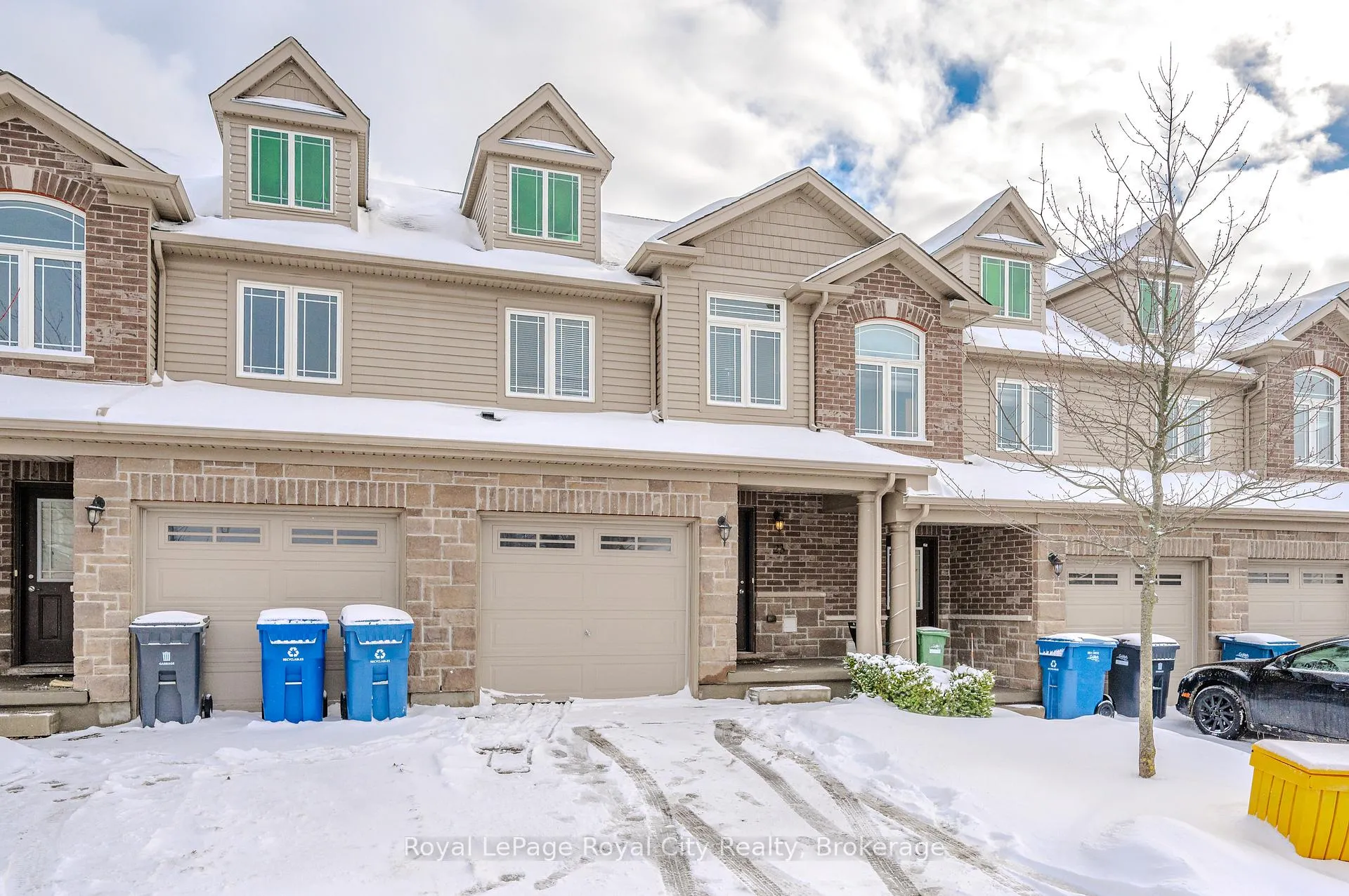 Photo 2 of Unit 23, 23 Kingsbury Square, Guelph, Pineridge/Westminster Woods — HOMEH