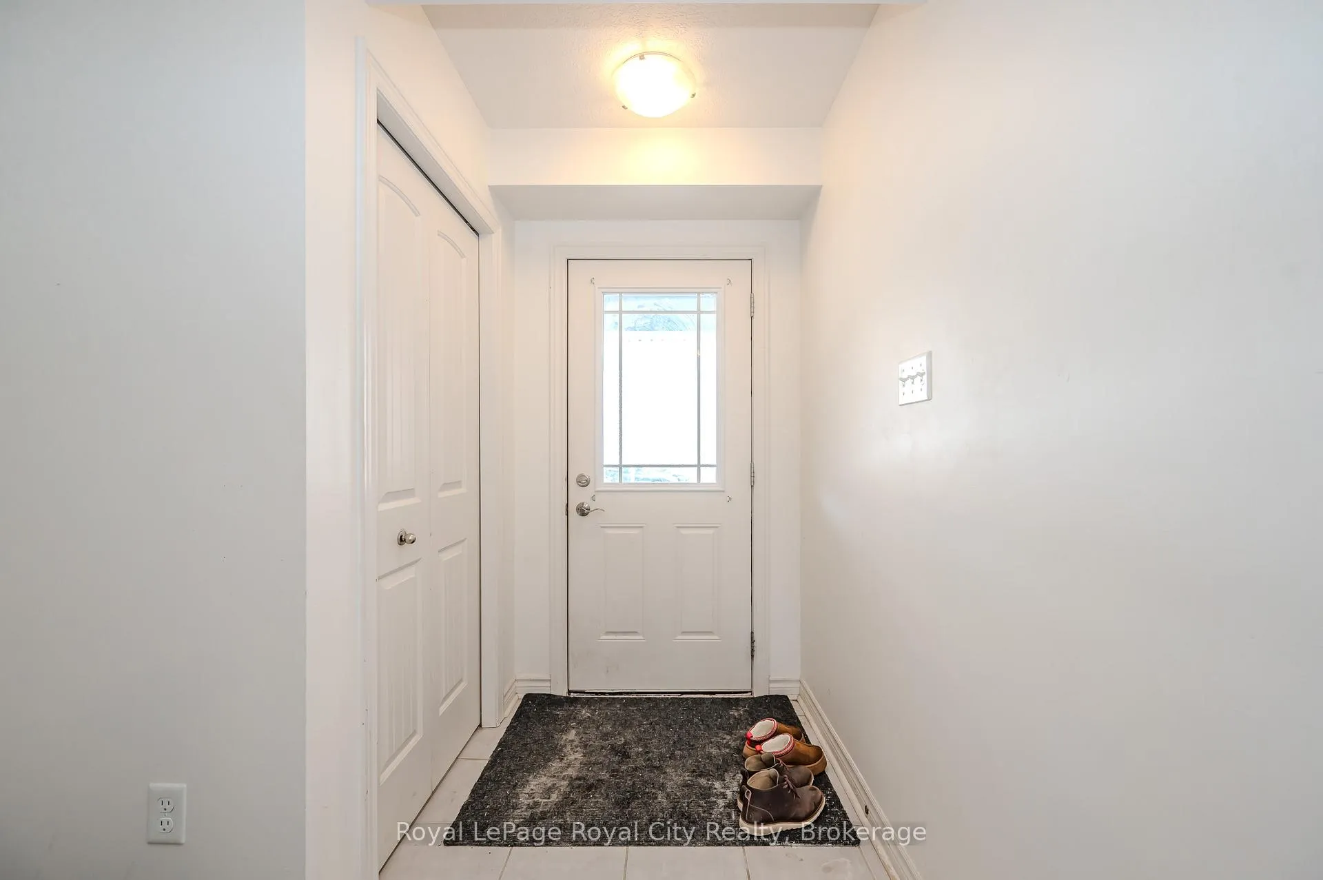 Photo 4 of Unit 23, 23 Kingsbury Square, Guelph, Pineridge/Westminster Woods — HOMEH