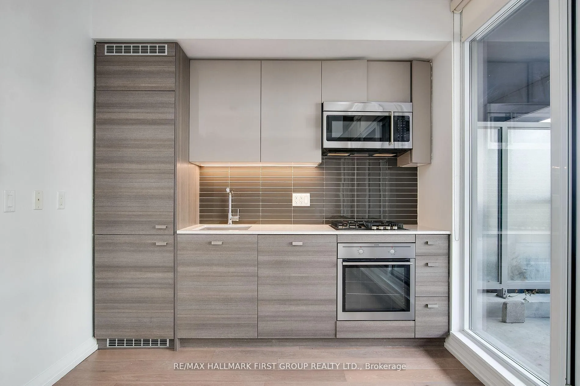 Photo 4 of Unit 401, 835 St Clair Avenue W, Toronto, Wychwood — HOMEH