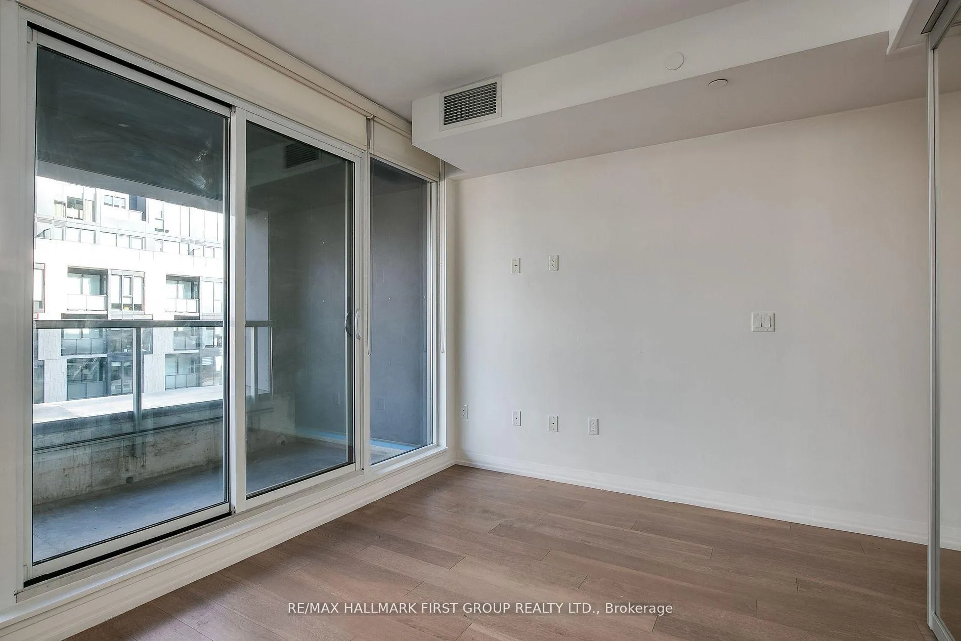 Photo 6 of Unit 401, 835 St Clair Avenue W, Toronto, Wychwood — HOMEH
