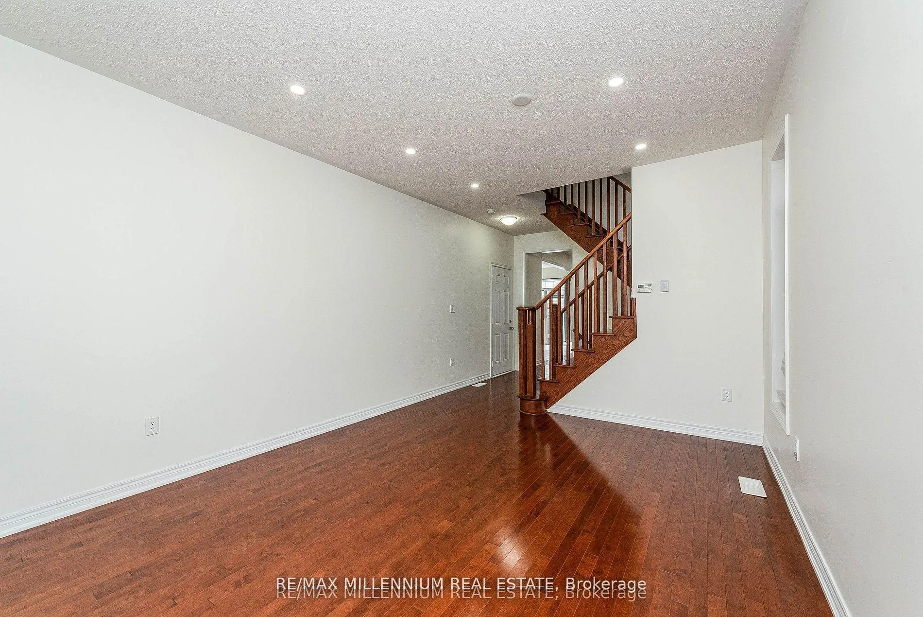 Photo 4 of 180 Pelee Avenue, Vaughan, Kleinburg — HOMEH