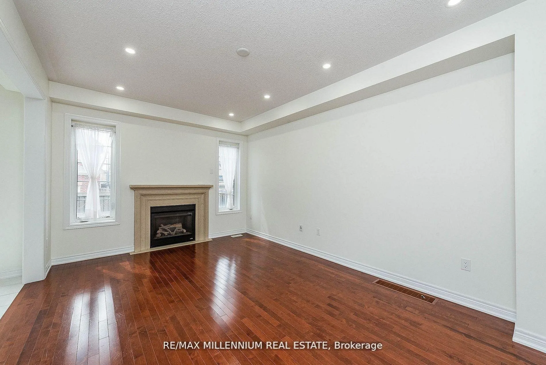 Photo 6 of 180 Pelee Avenue, Vaughan, Kleinburg — HOMEH