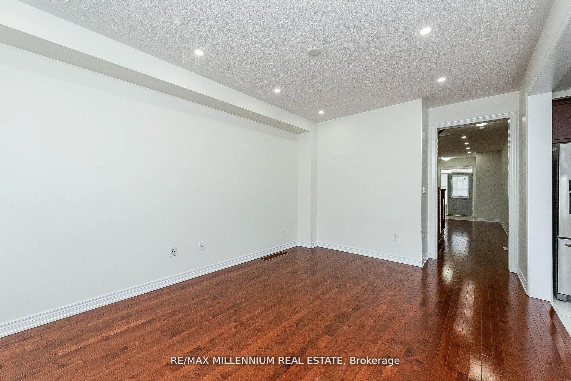 Photo 7 of 180 Pelee Avenue, Vaughan, Kleinburg — HOMEH