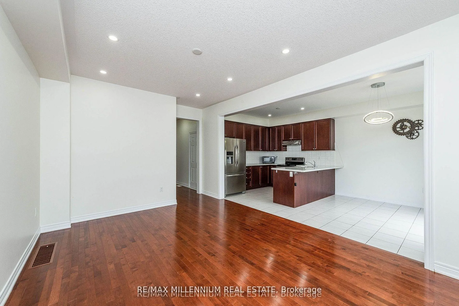 Photo 8 of 180 Pelee Avenue, Vaughan, Kleinburg — HOMEH