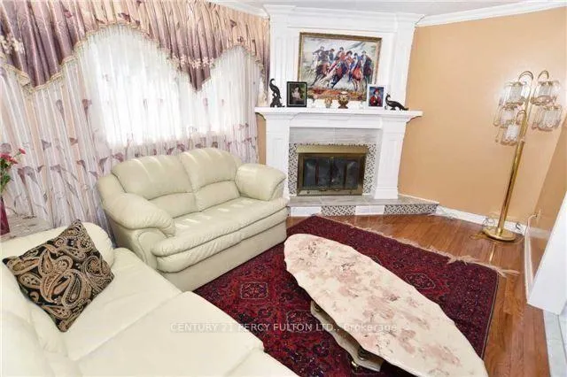 Photo 10 of 24 Charlton Crescent, Ajax, South West — HOMEH