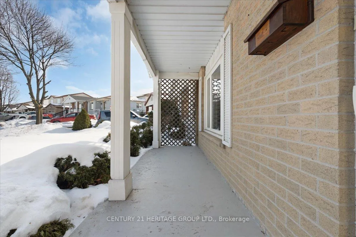 Photo 3 of 126 Garden Crescent, Hamilton, Burkholme — HOMEH