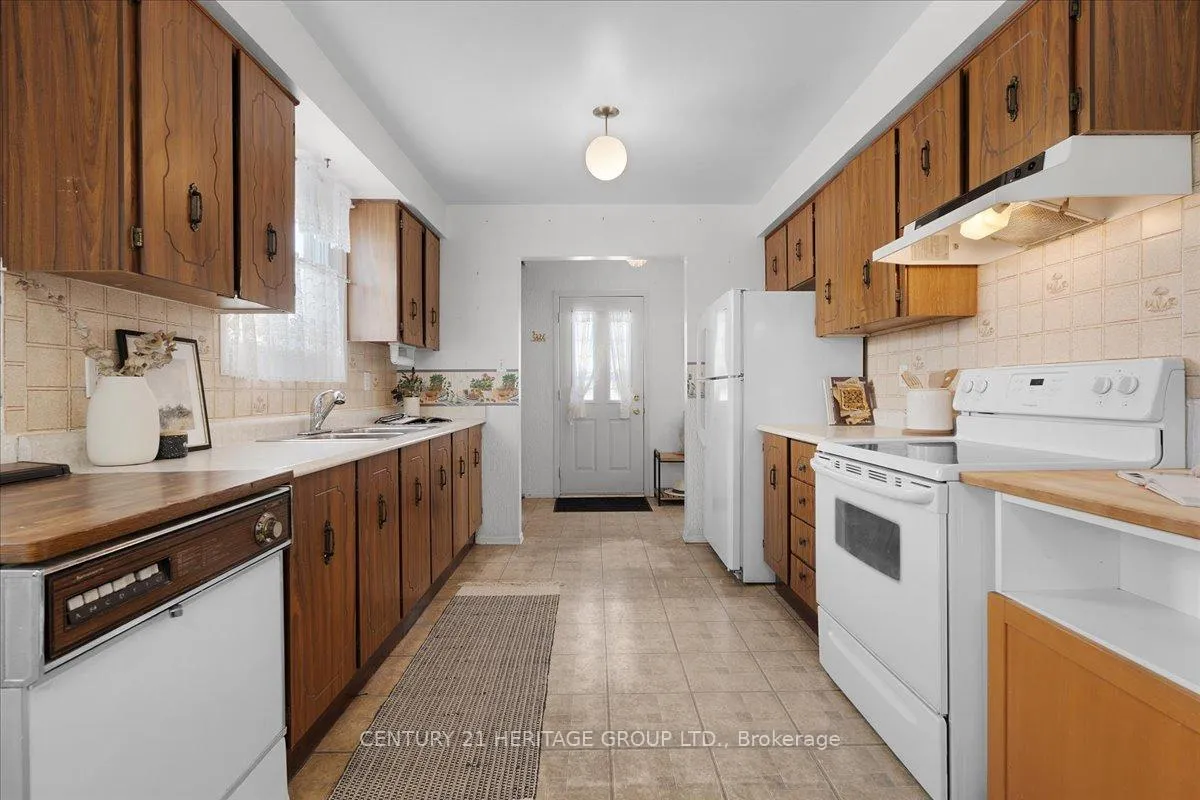 Photo 14 of 126 Garden Crescent, Hamilton, Burkholme — HOMEH