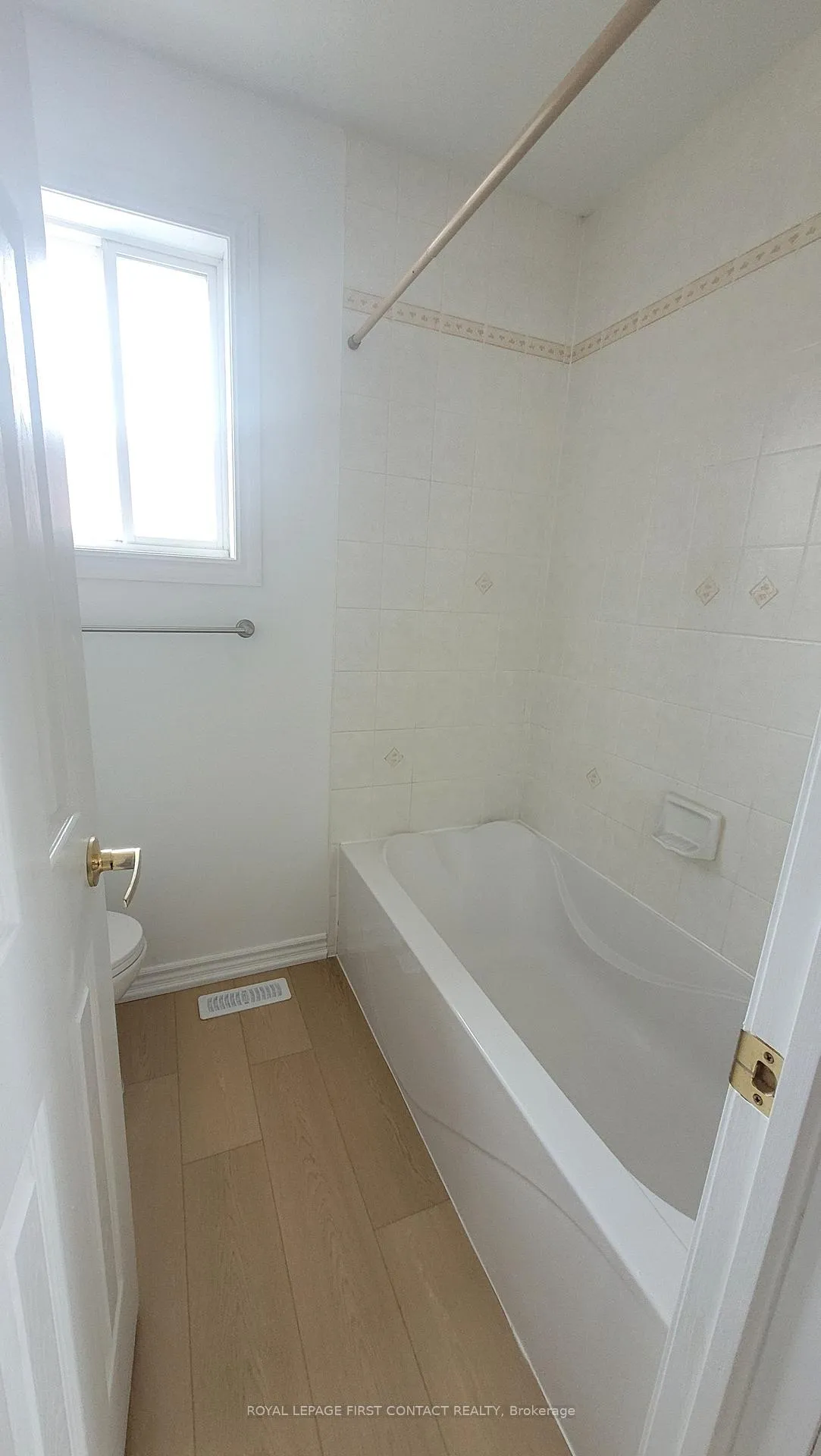 Photo 10 of 82 Shalom Way, Barrie, Painswick South — HOMEH