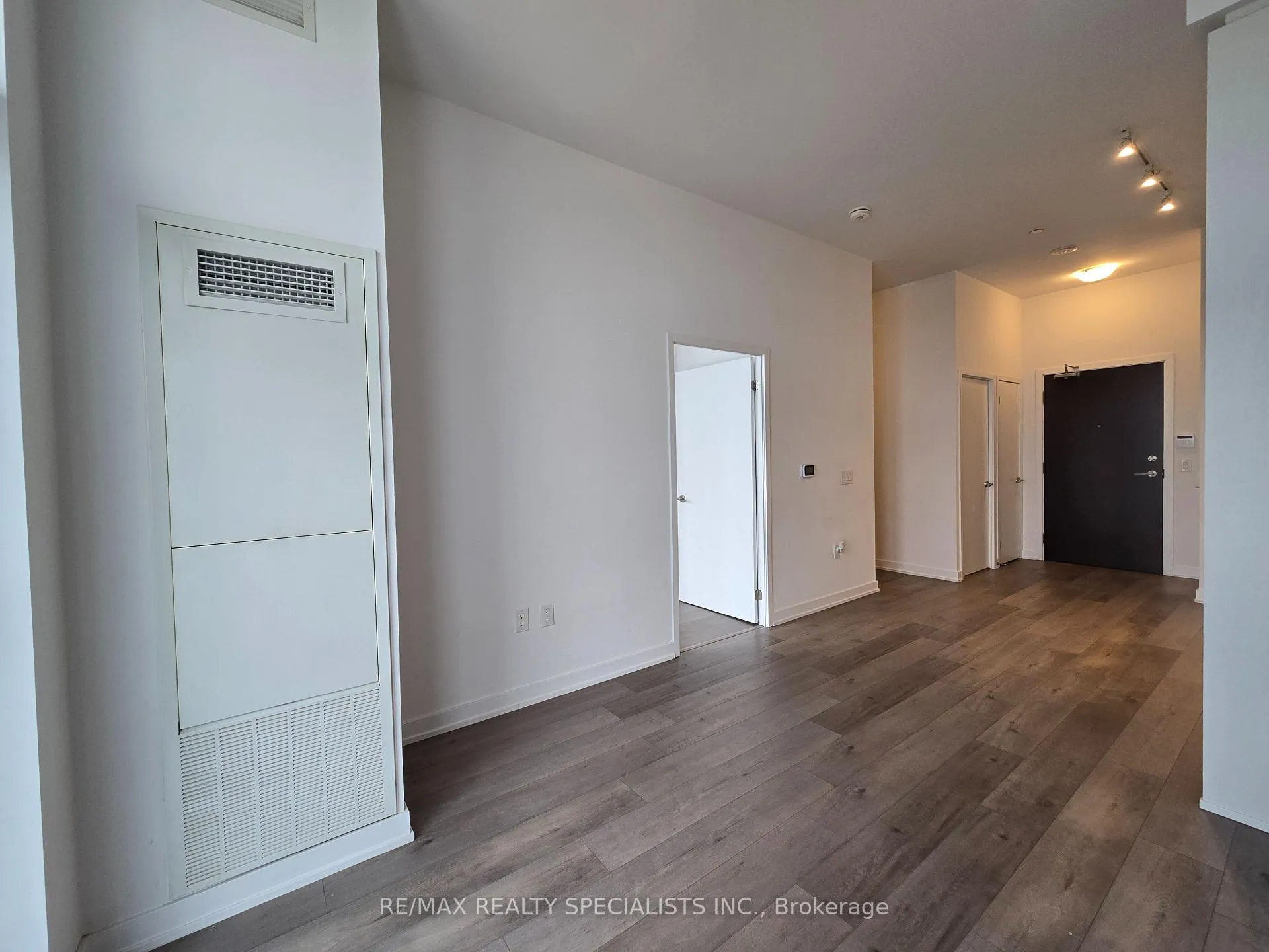 Photo 7 of Unit 317, 60 Honeycrisp Crescent, Vaughan, Vaughan Corporate Centre — HOMEH